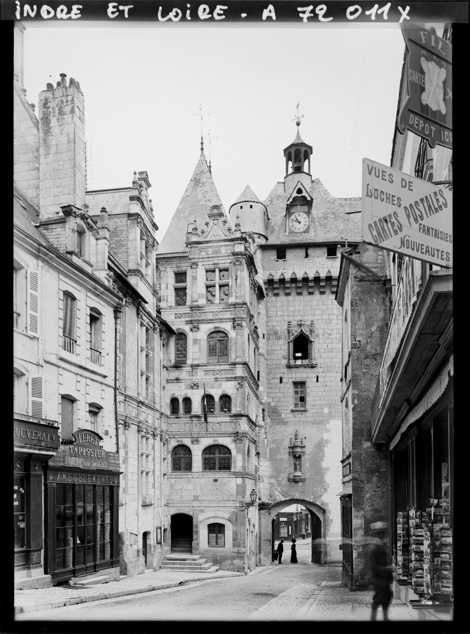 Image représentant La Porte Picois et l'Hôtel de Ville, vus depuis la place de l'Hôtel de Ville