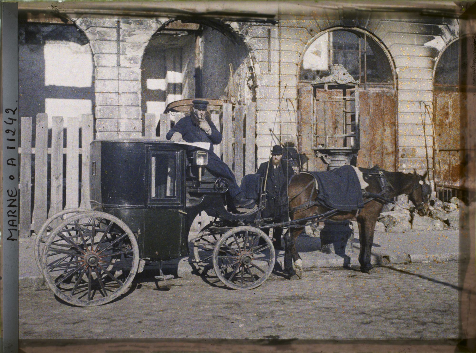 Image représentant Un cocher et sa voiture, place Royale