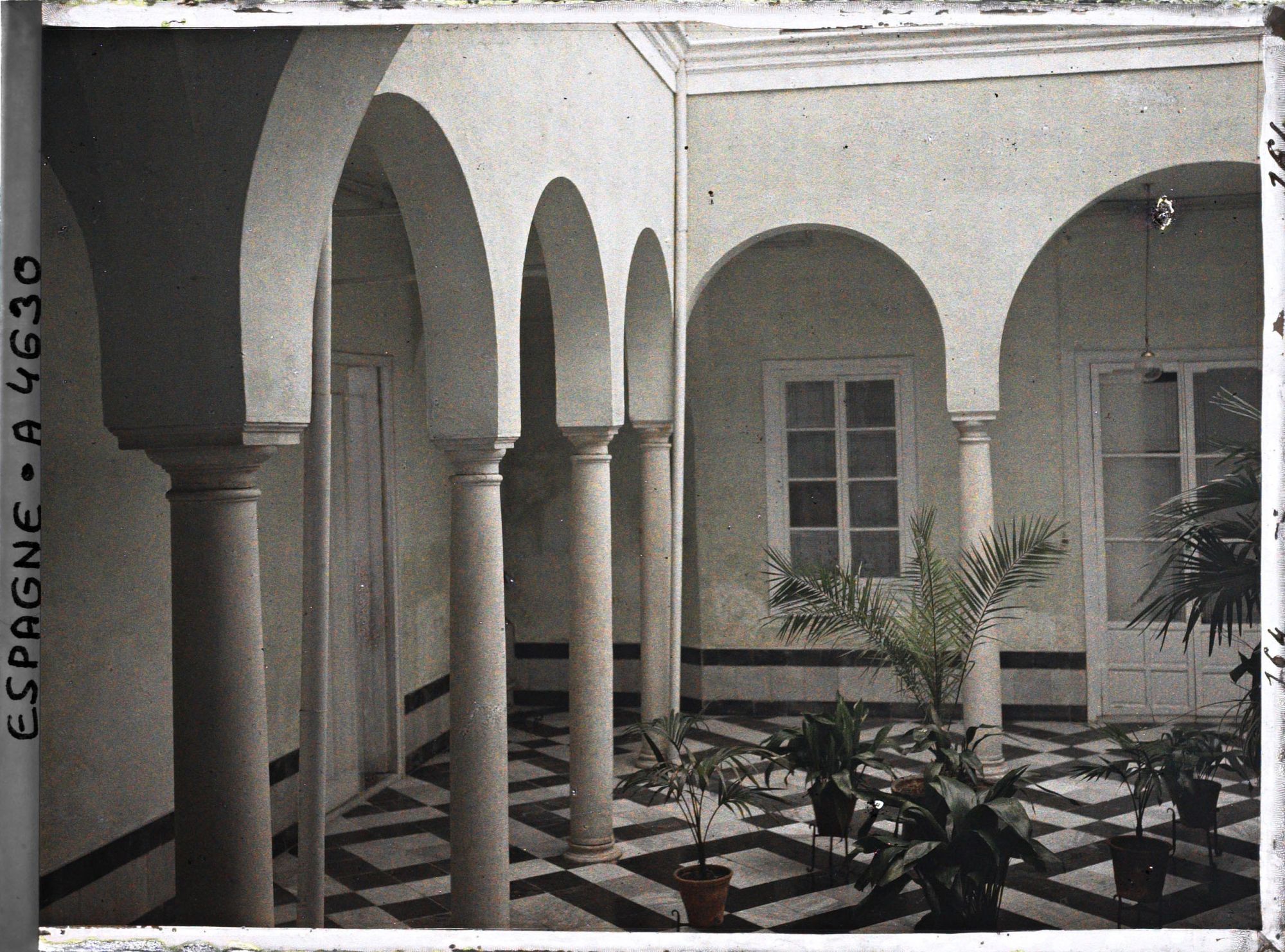 Image représentant Espagne, Séville, Un patio dans la Calle Abades