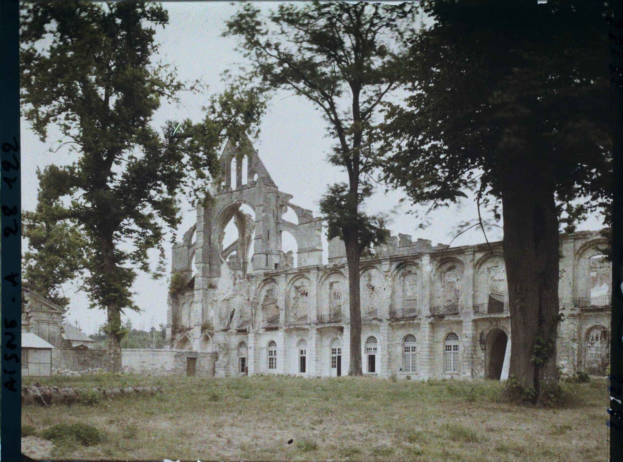 Image représentant France, Longpont, Ruines du Chateau et de l'Abbaye