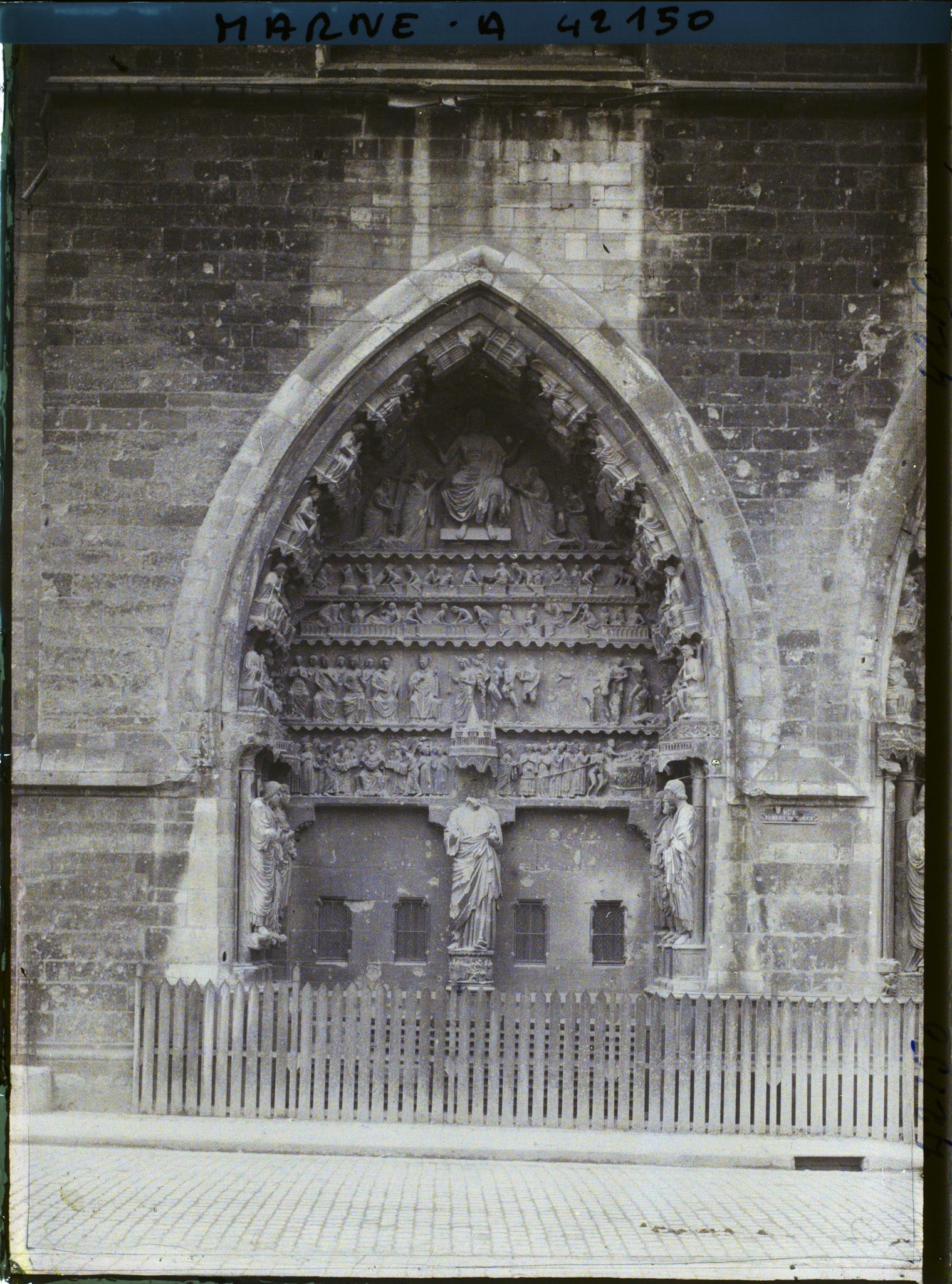 Image représentant France, Reims, L'un des Portails Ouest de la Cathédrale