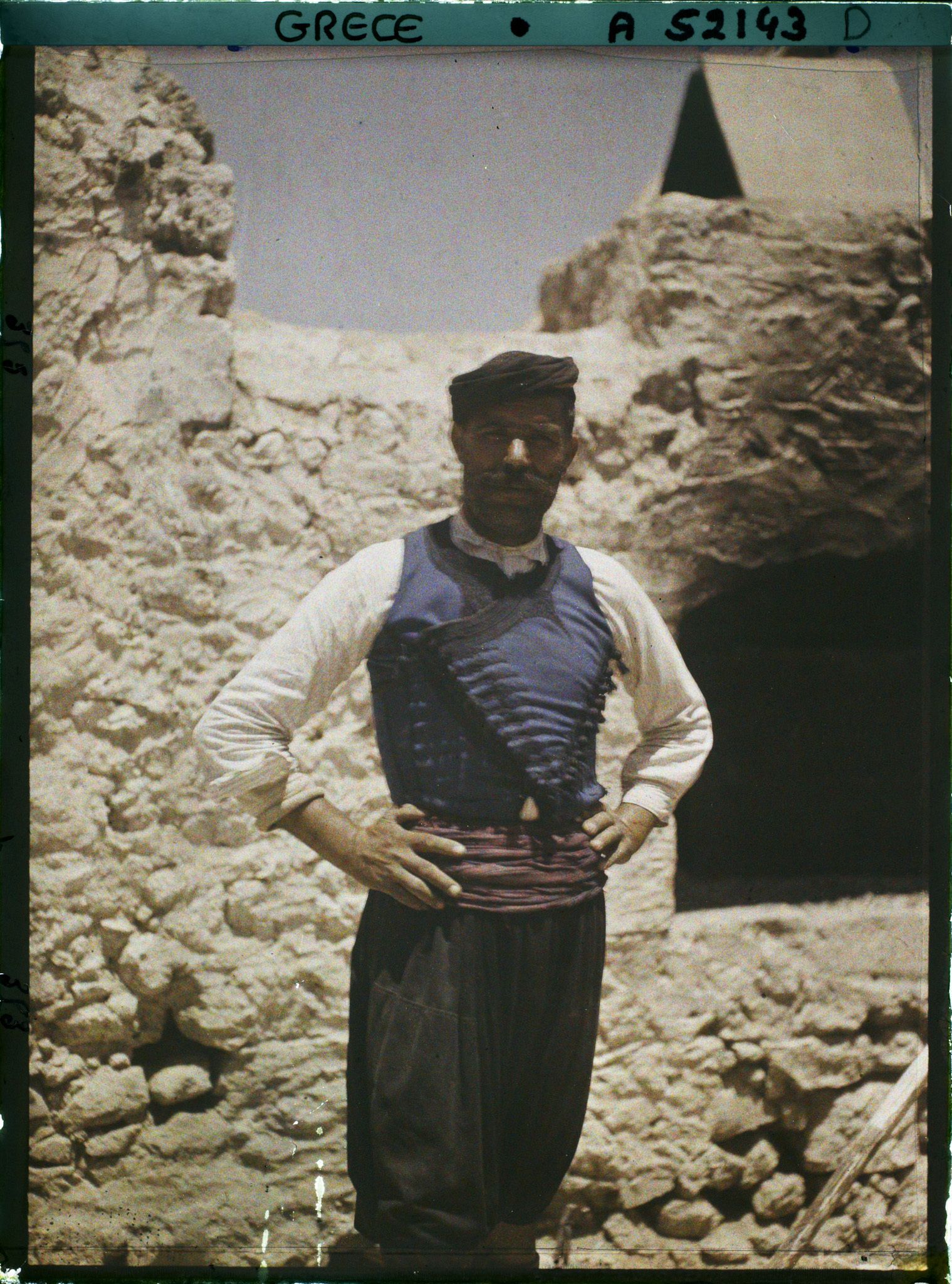 Image représentant Un Crétois à gilet croisé et brodé bleu