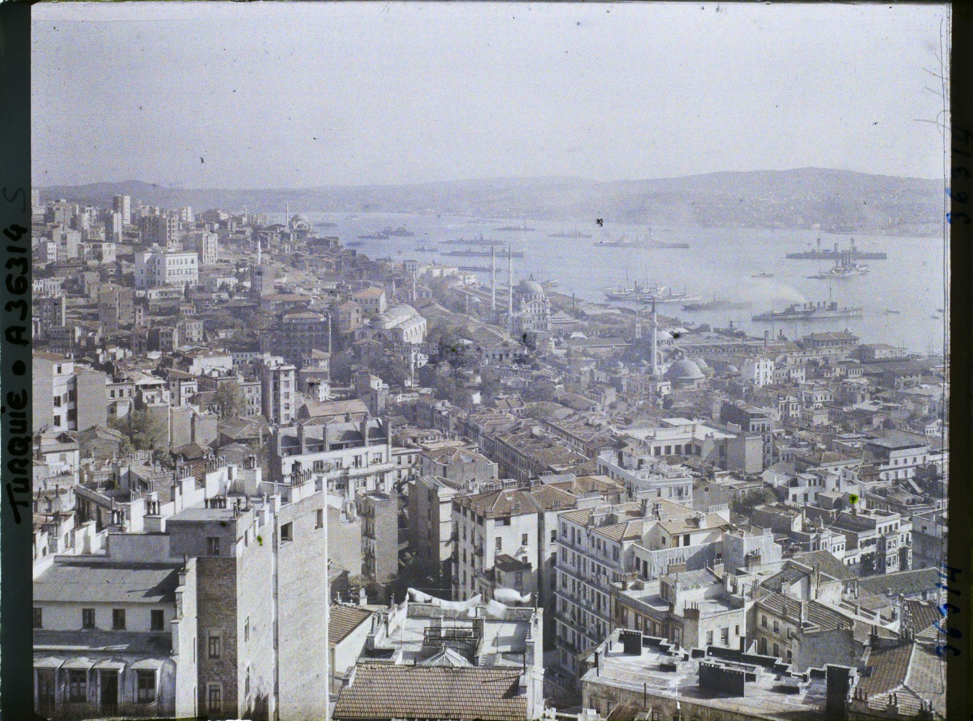 Image représentant Panorama sur le bas de la Corne d'Or et l'entrée du Bosphore pris de la tour de Galata (rive gauche, nord)