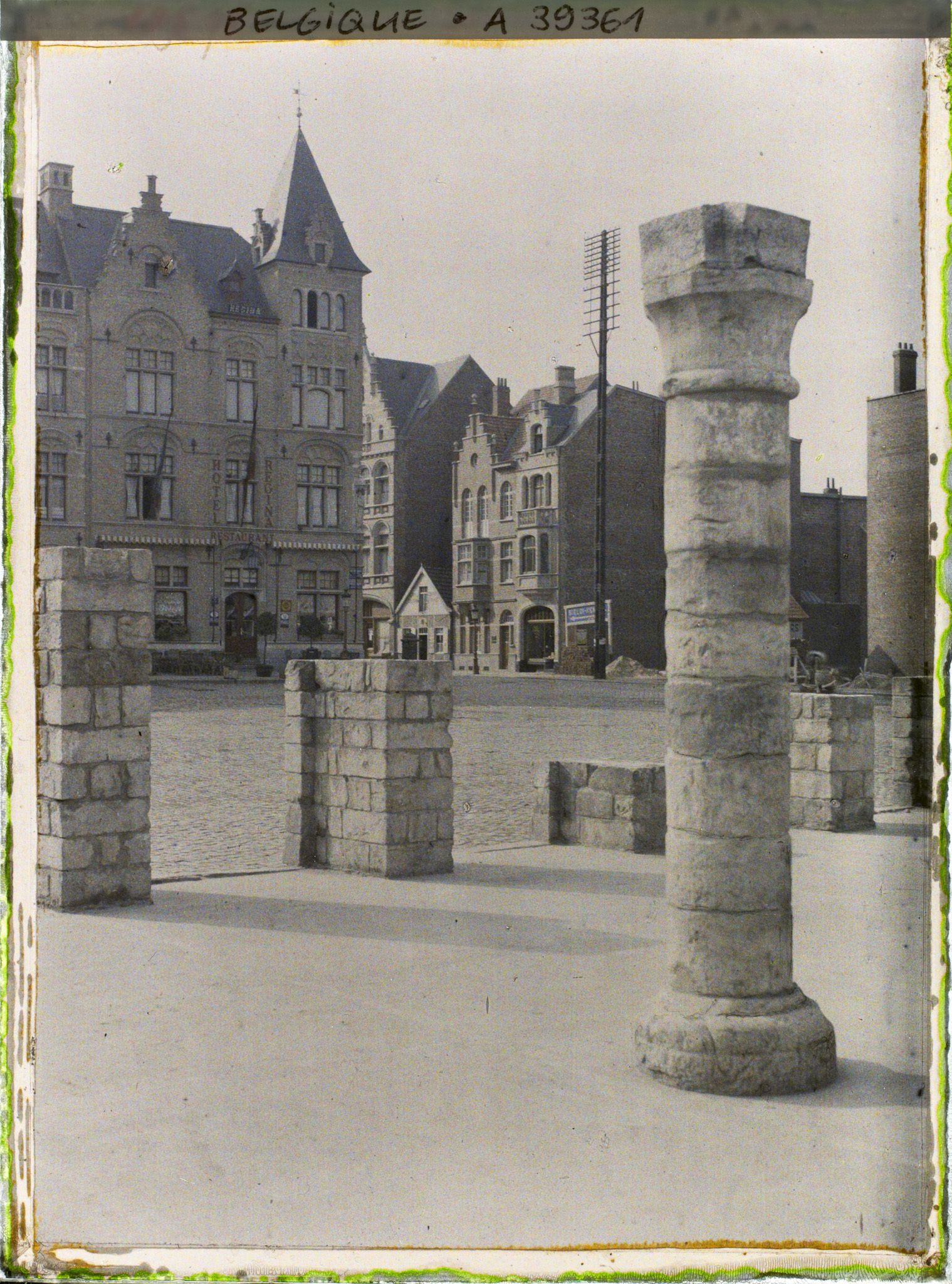 Image représentant Belgique, Ypres, Entrée de la Rue de Lille et ruines des Halles
