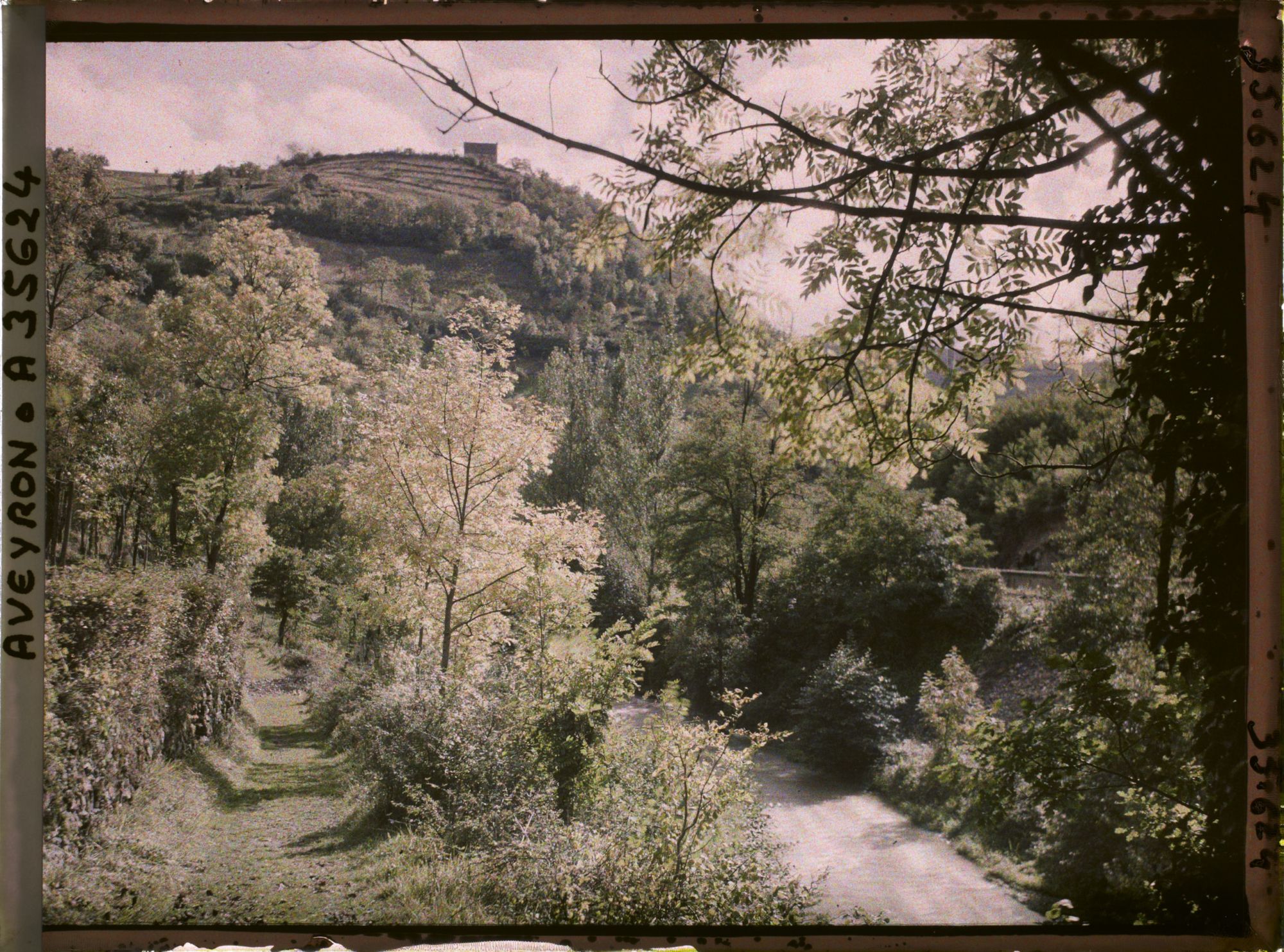 Image représentant La route du calvaire, la ligne de chemin de fer au second plan la chapelle Saint-Sépulcre