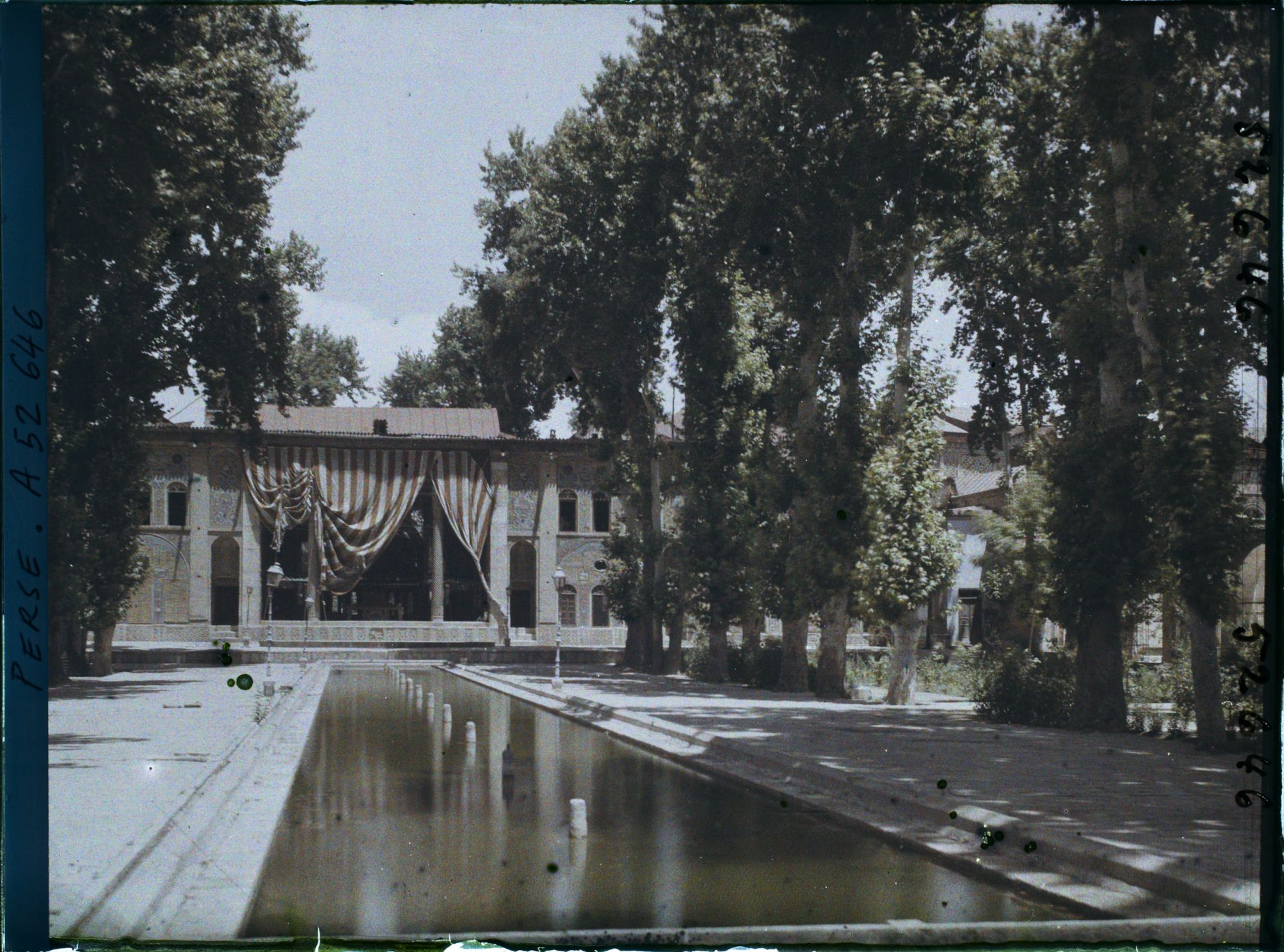 Image représentant Dans l'Arg (la citadelle royale), dans la cour des jets d'eau, vers la salle du Takht-e-Marmar (Trône de marbre)