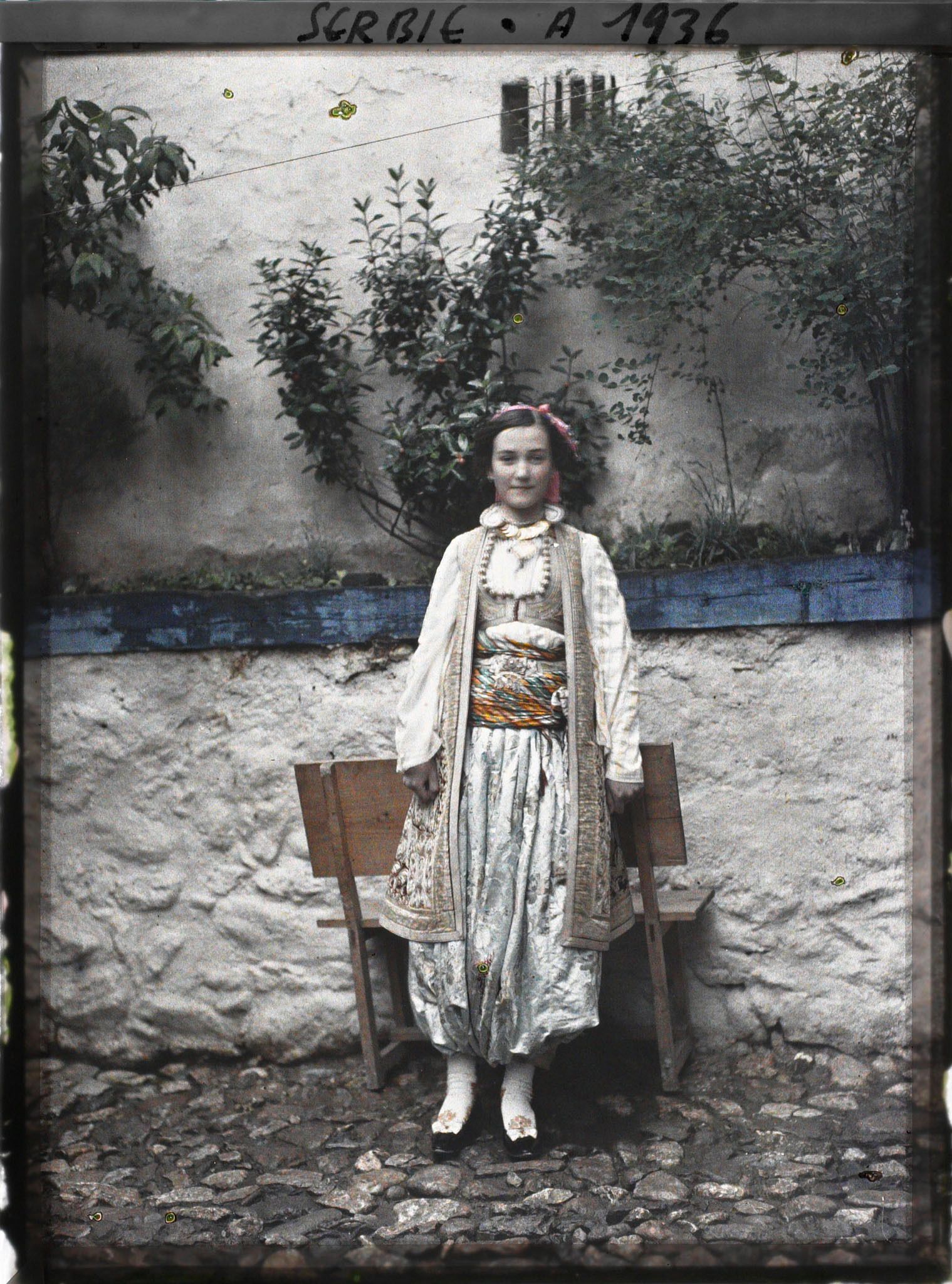 Image représentant Mademoiselle Ljubica, riche costume, foulard de soie rose vif à la tête