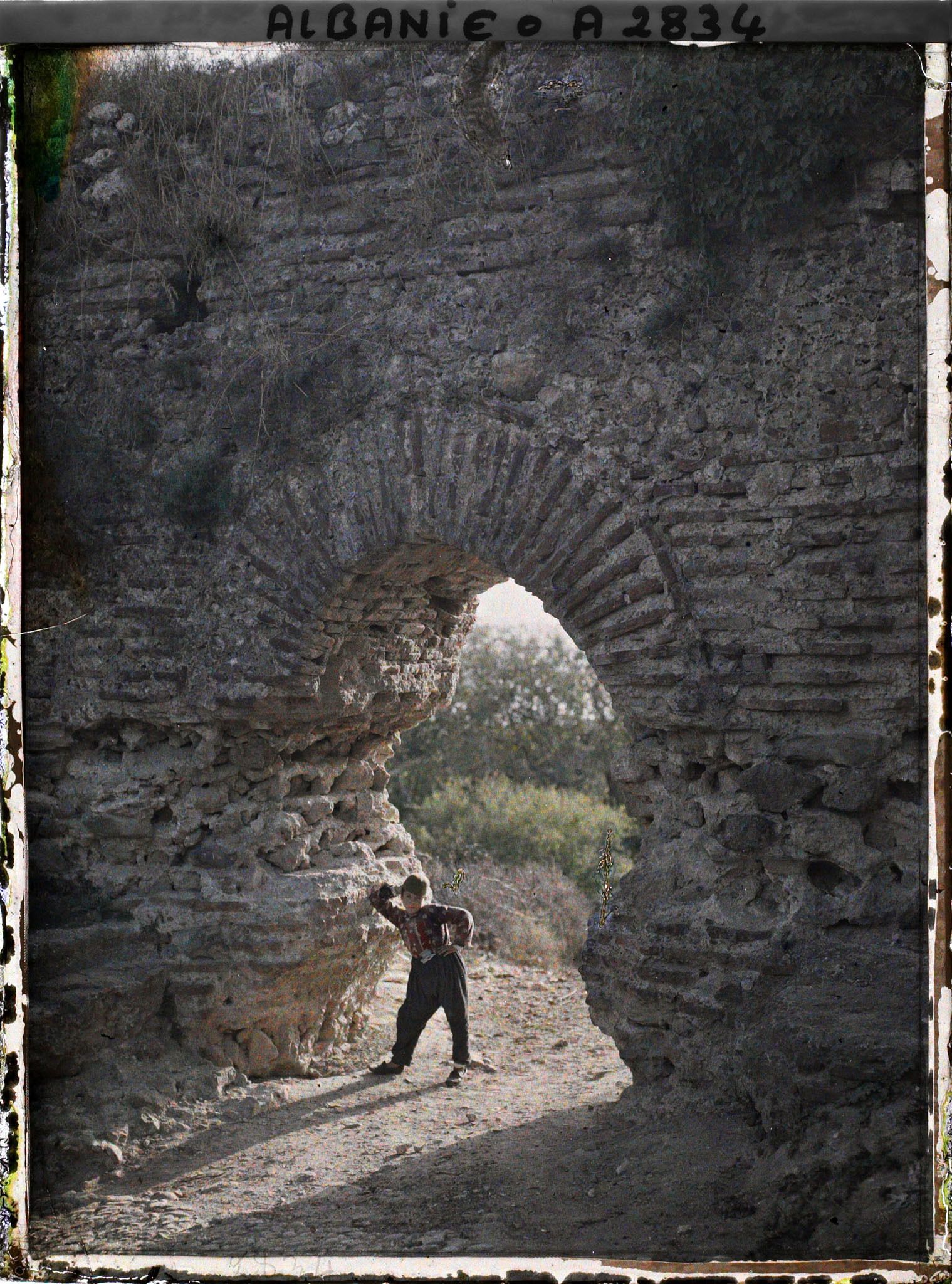 Image représentant Une vieille porte de la muraille vénitienne en briques (un petit albanais turc)