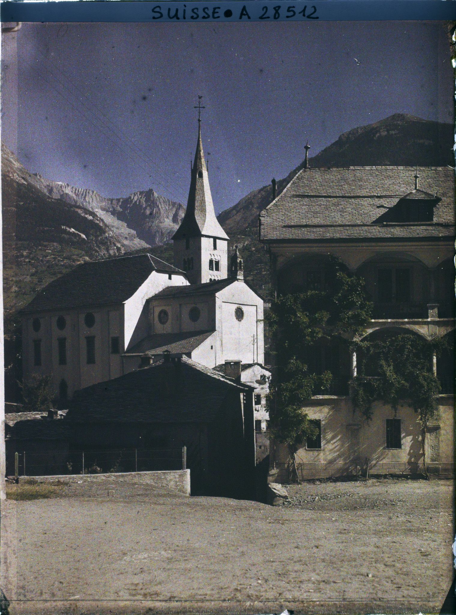Image représentant La Dreikönigskirche et le tribunal (maison Burgener) depuis la St. Martiniplatz