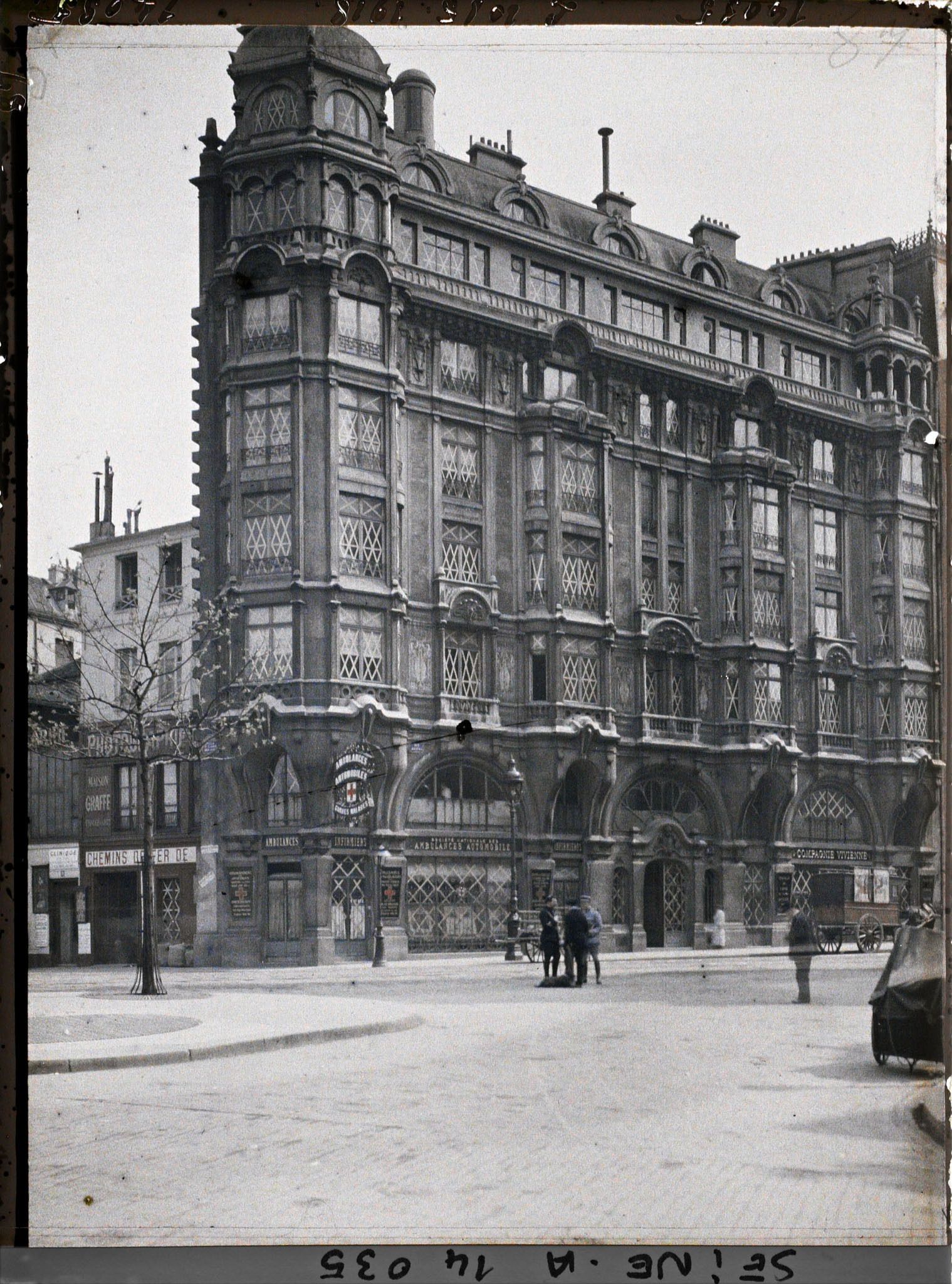 Image représentant Immeuble protégé contre les bombardements place St-André des-Arts et rue Danton