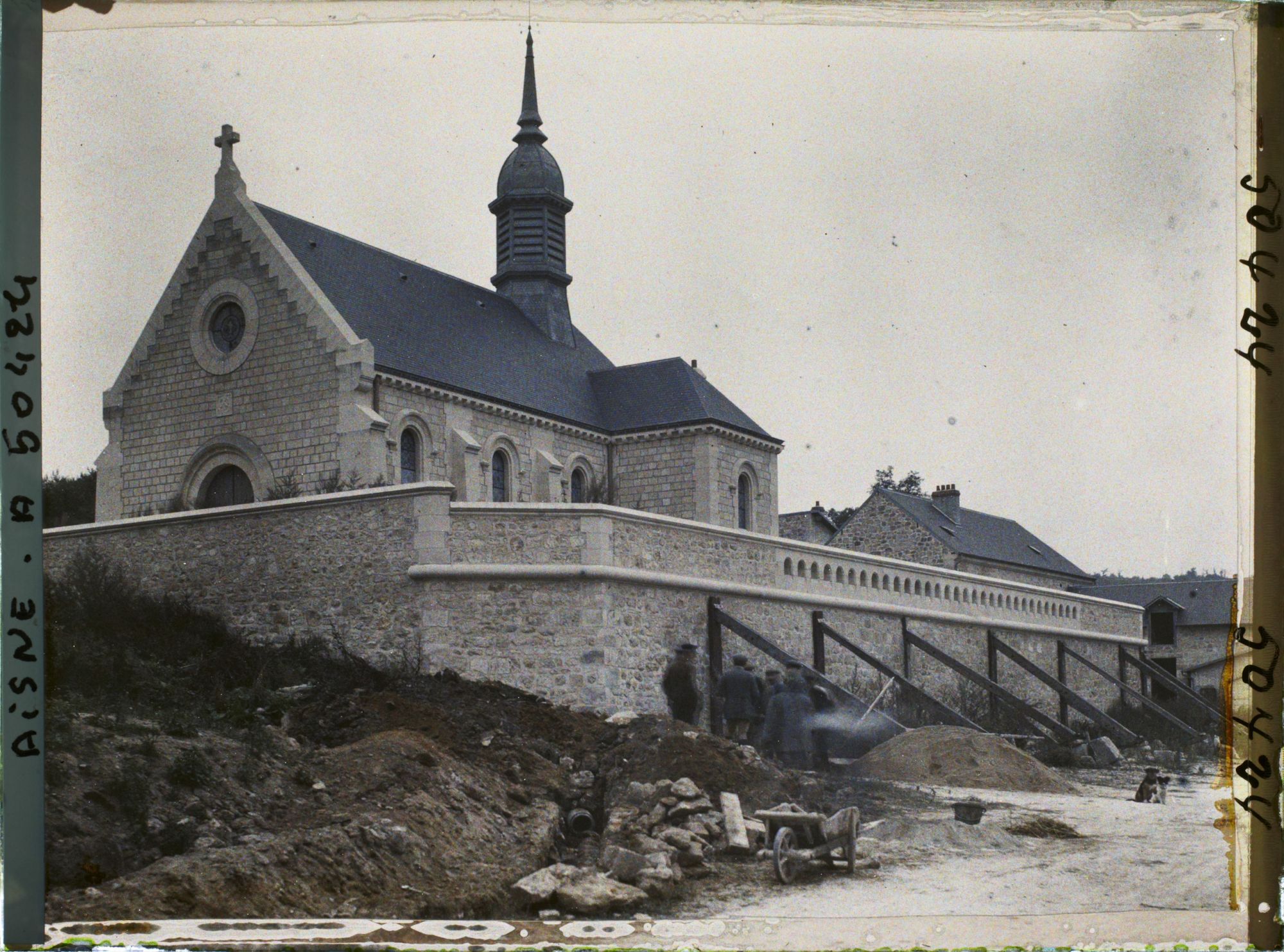 Image représentant France, Chavonne, Eglise reconstruite autre vue