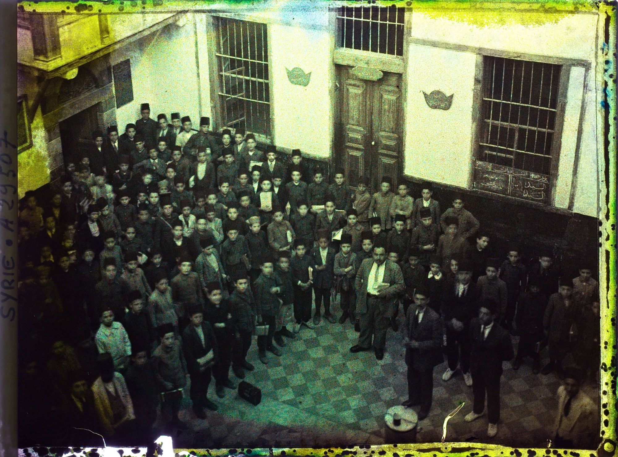 Image représentant Ecoliers dans la cour d'un établissement scolaire musulman