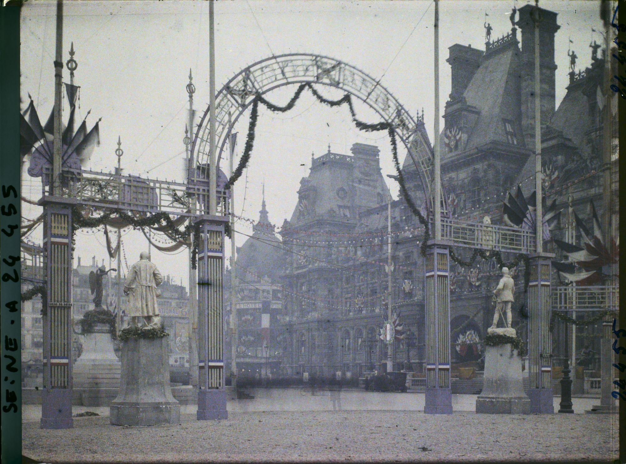 Image représentant La place de l'hôtel de Ville décorée pour le Cinquantenaire de la IIIe République