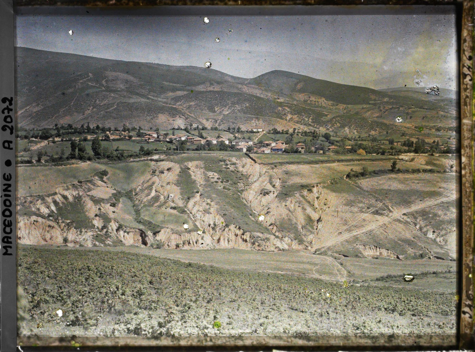 Image représentant Un village bulgare avec ravinement et cultures