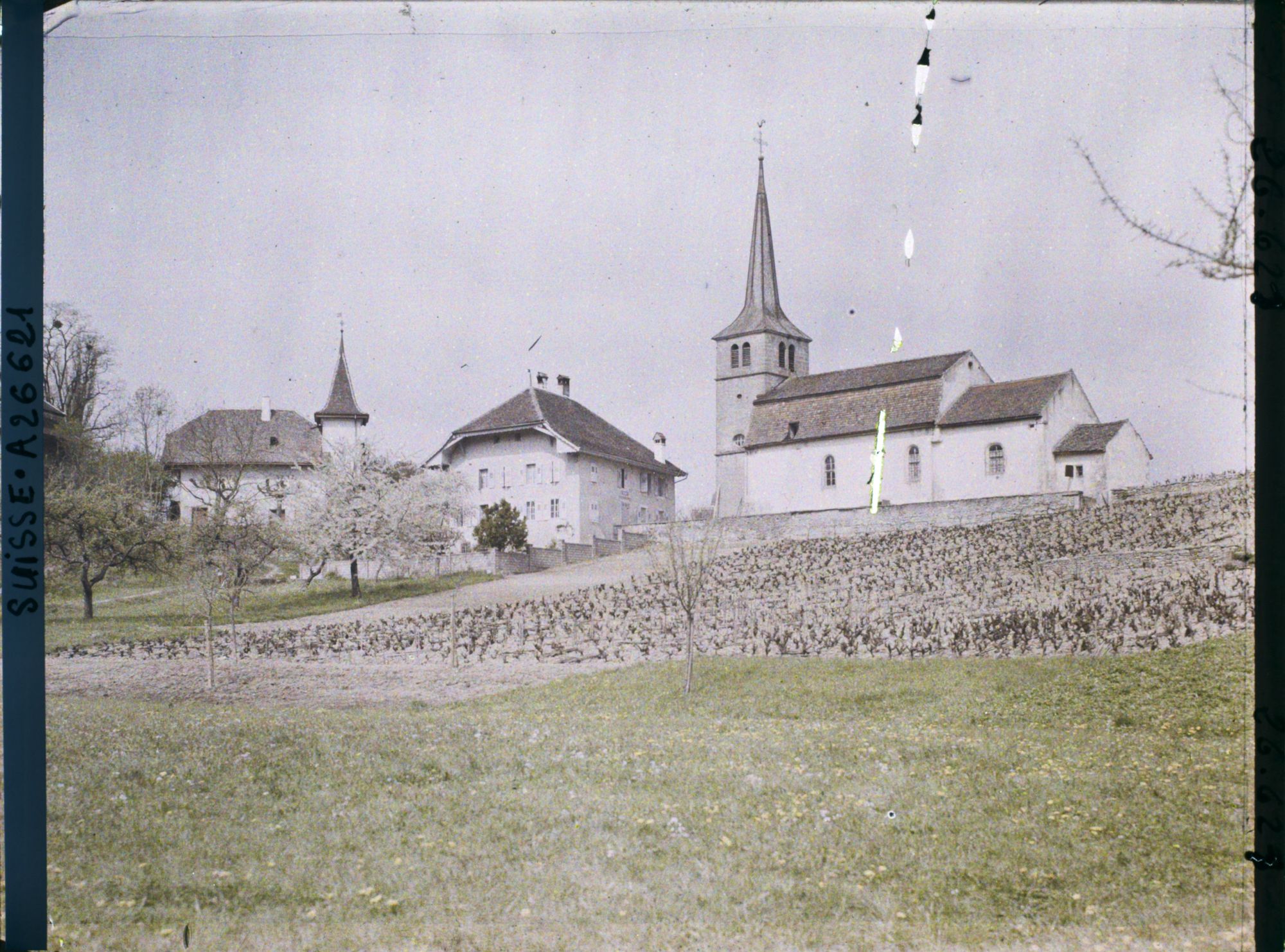 Image représentant L'église et le village de Font