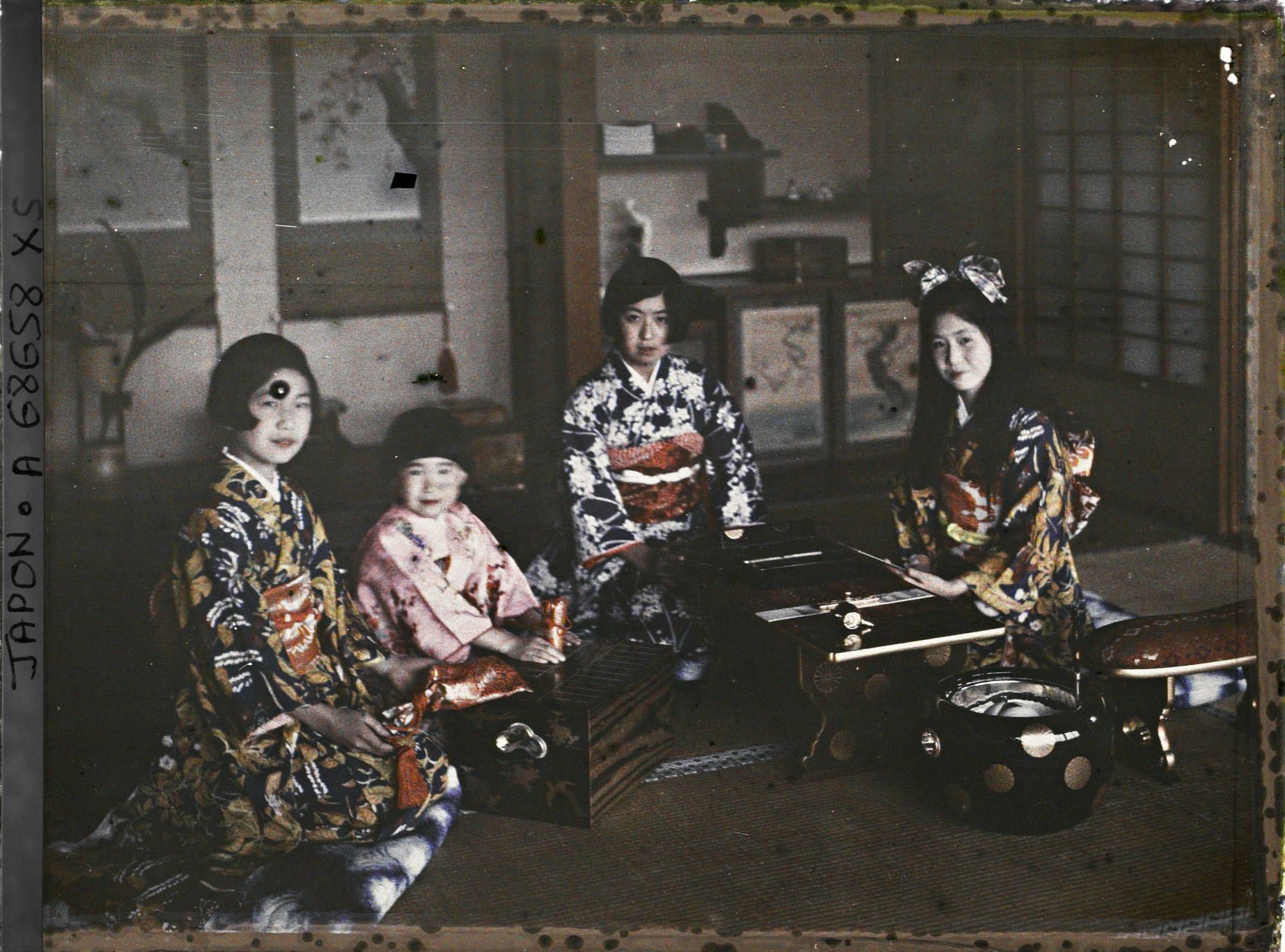 Image représentant Résidence de la famille Kitashirakawa (intérieur), les trois jeunes princesses Kitashirakawa (Mineko, Sawako et Taeko) et leur cousine, la princesse Takeda Ayako (au centre)