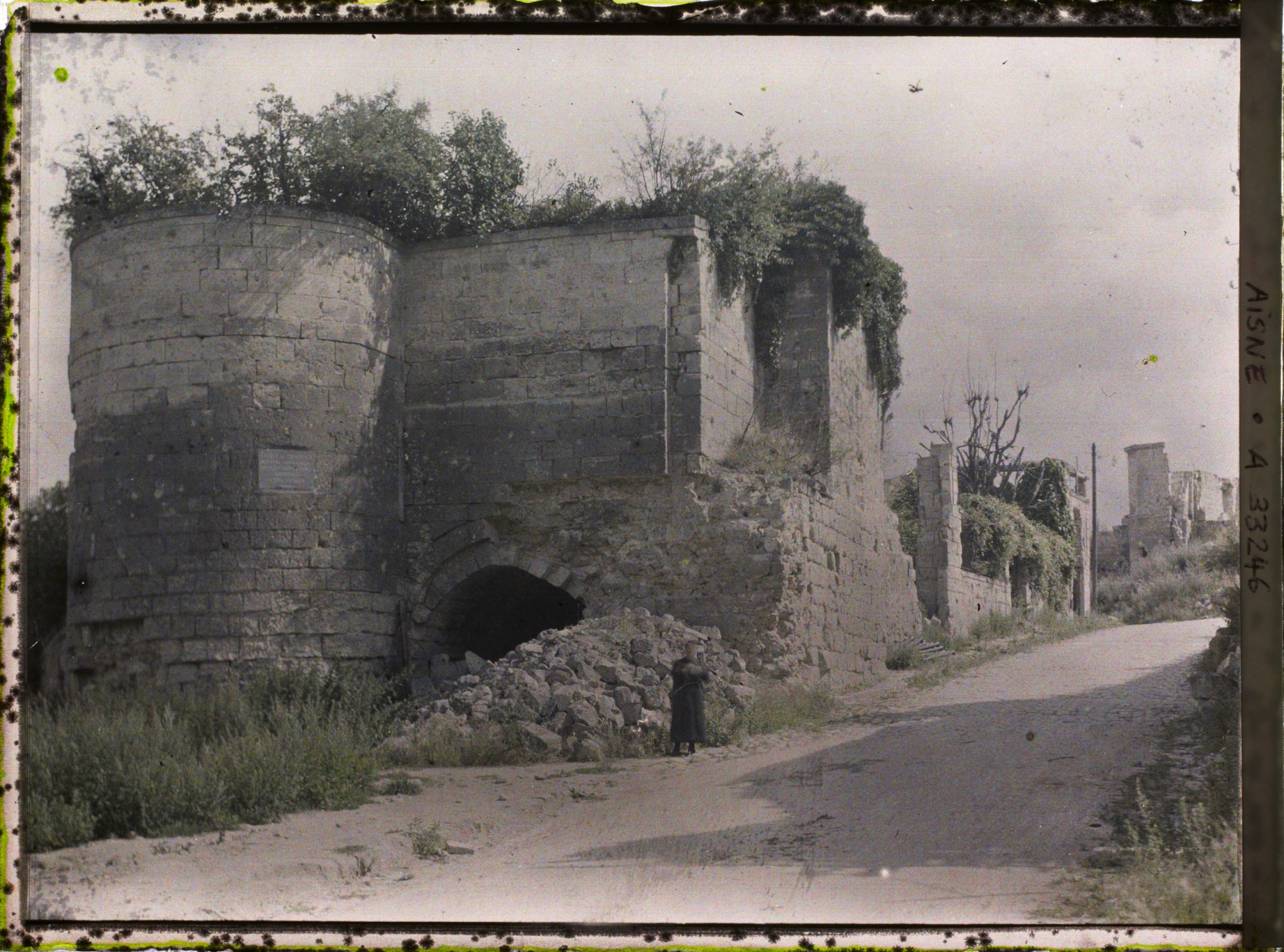 Image représentant France, Entrée de Coucy, porte de Chauny