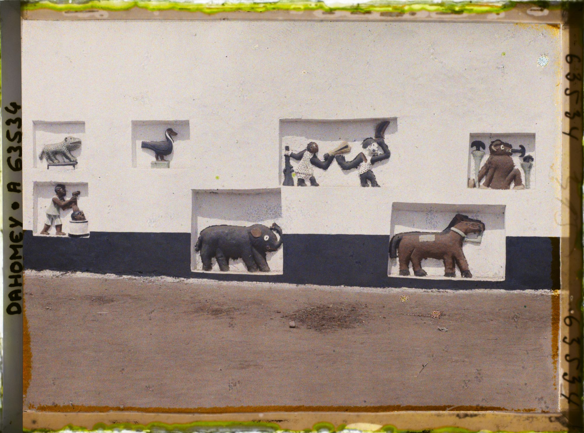 Image représentant Décor en relief du pignon sud-est de l'ajalala (salle de réception) du palais de  null Guézo