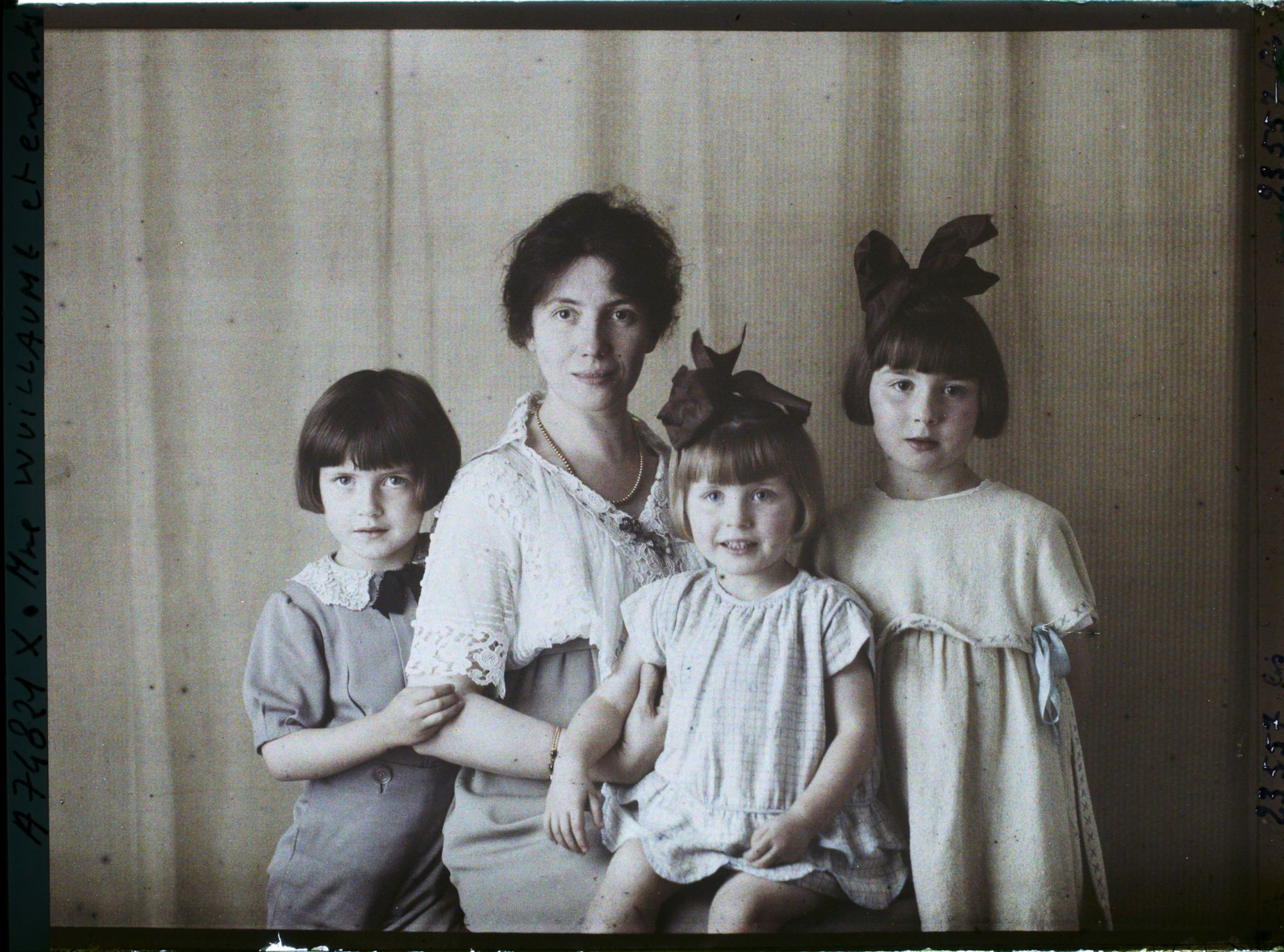 Image représentant https://musee-albert-kahn.s-museum.fr/home/NWQ2OTAwYzNmYjZlZTk1ZWQwODJmMjY4L2dlbmVyaWMtbm90aWNlLXRhYi9hdXRob3JpdHkvNjE3YTc5ZjVjZjhiODk2OGIzMzM3ZDIx/5d6900c3fb6ee95ed082f268/generic-notice-tab/authority/617a79ebcf8b8968b3337a95 Madame Willaume et ses enfants