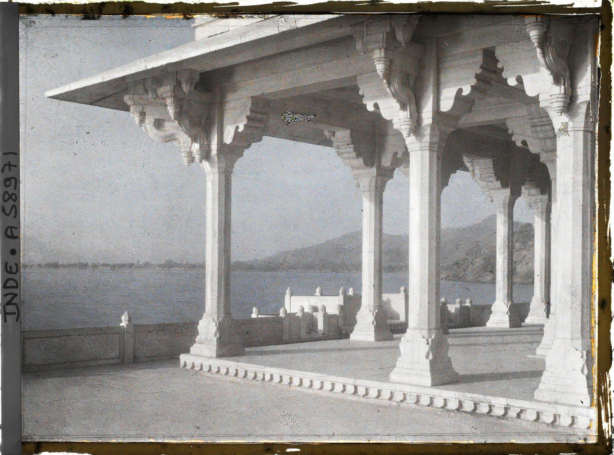 Image représentant L'un des pavillons de marbre blanc sur les rives du lac Anasagar