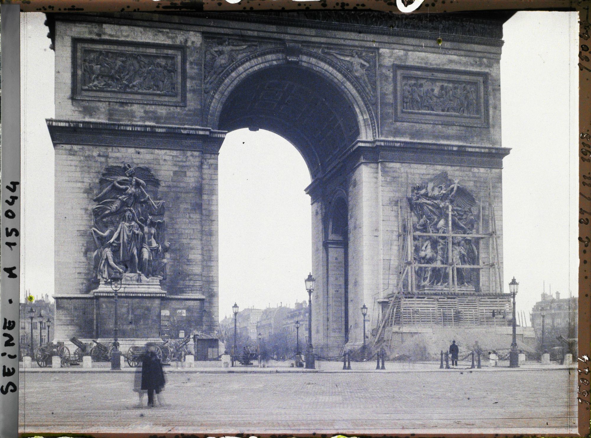 Image représentant Démantèlement des protections anti-bombardement sur l'Arc de triomphe, place de l'Etoile