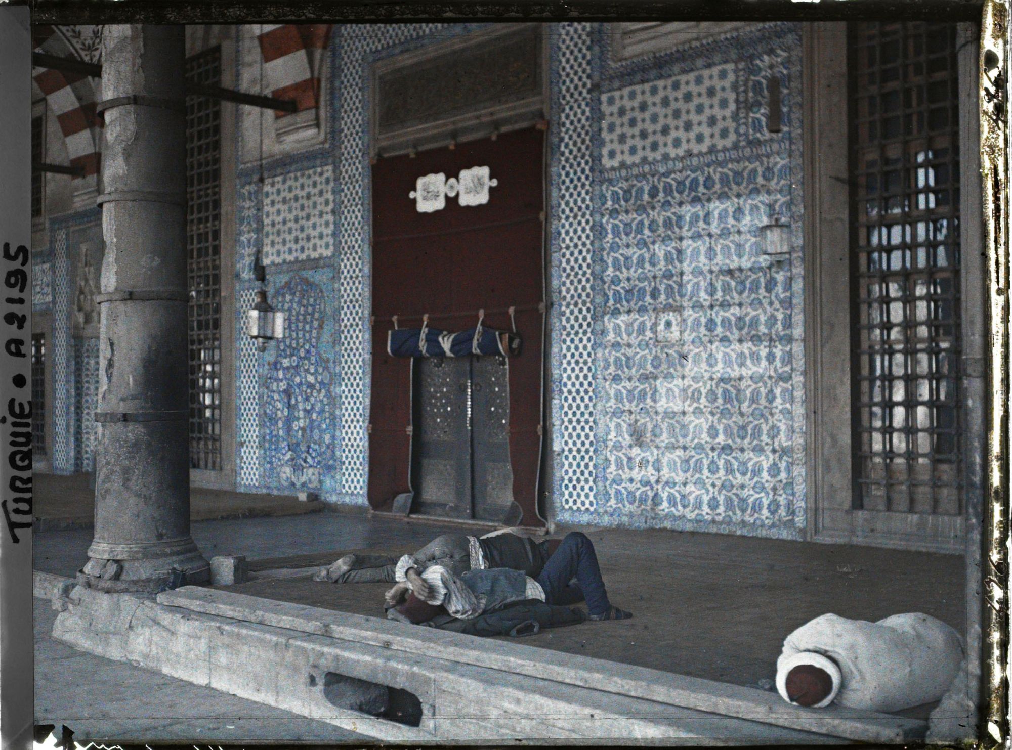 Image représentant Dormeurs devant une entrée de la Rüstem Pasa Camii ("mosquée Rüstem-Pasa")