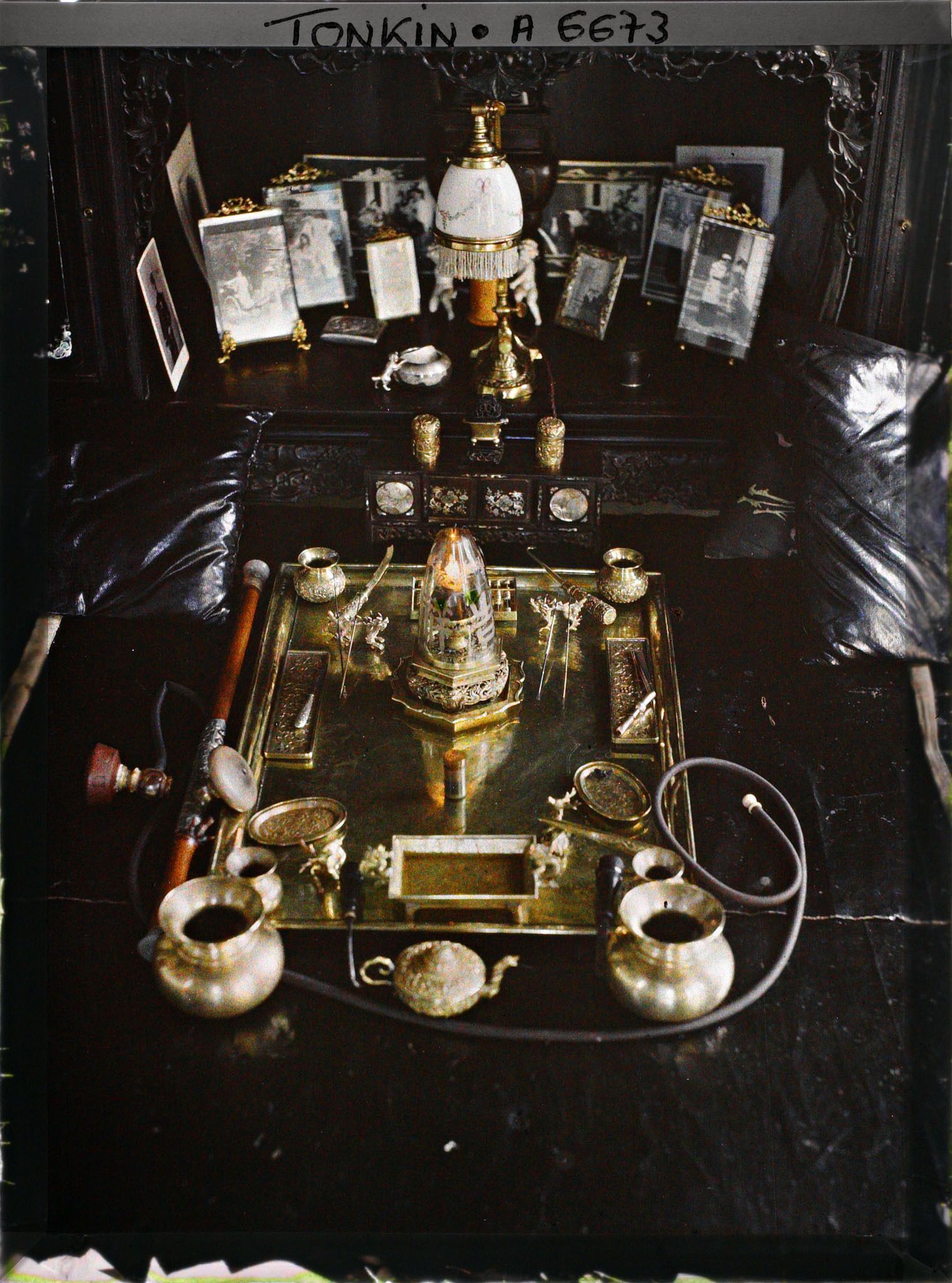 Image représentant Les ustensiles d'une fumeuse d'opium de classe aisée