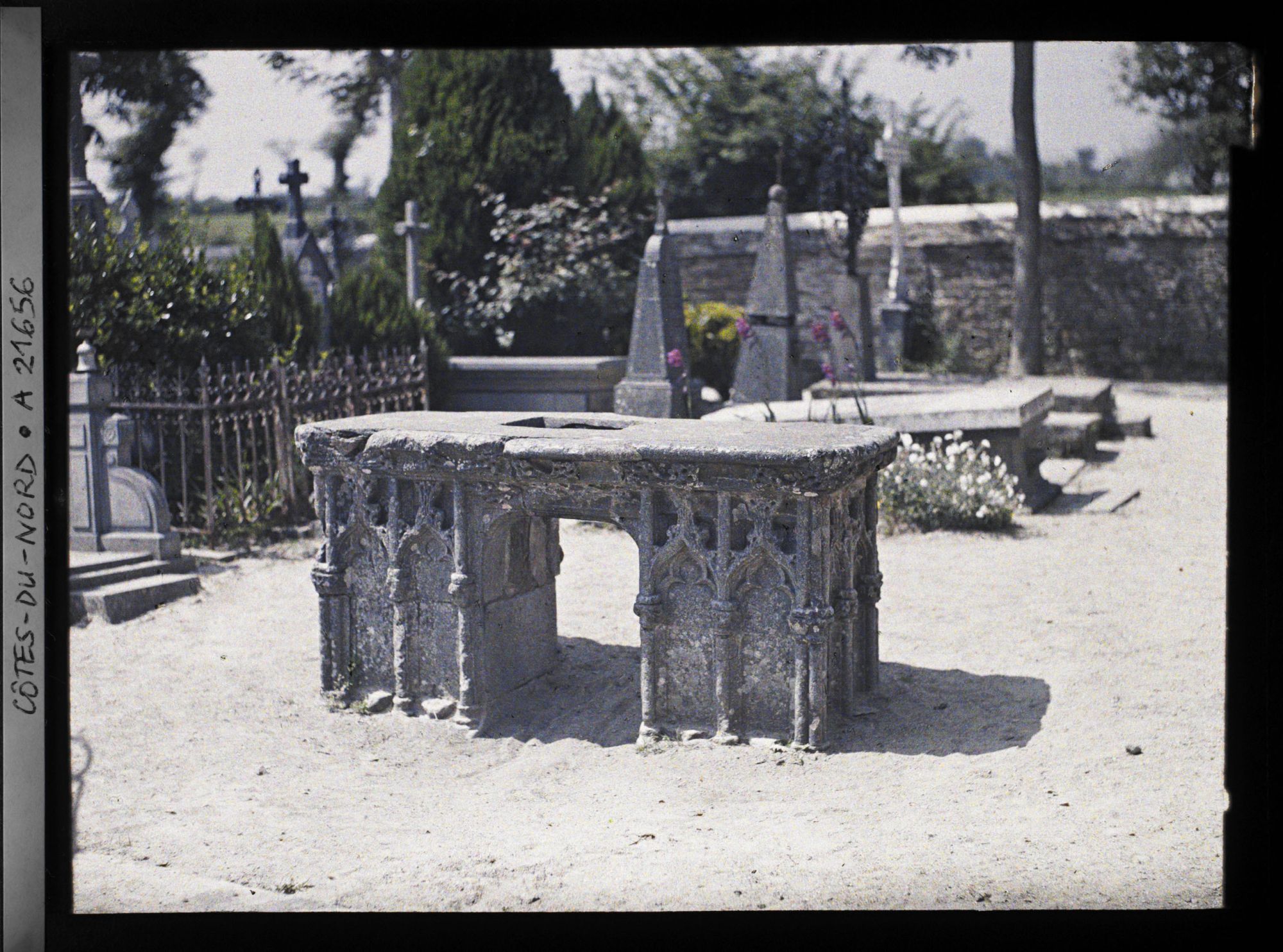 Image représentant Le "tombeau de saint Yves" au cimetière de Minihy