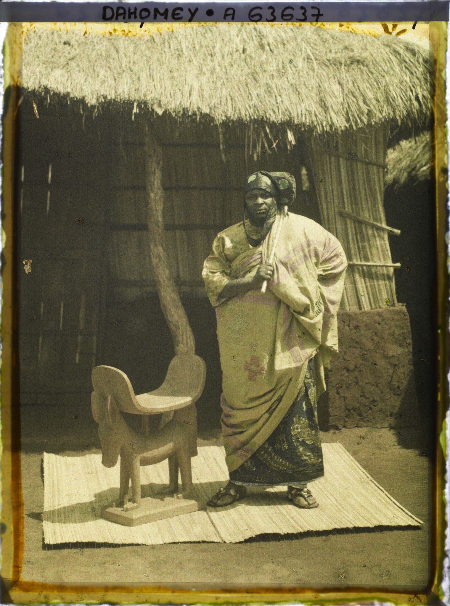 Image représentant Portrait du chef  https://musee-albert-kahn.s-museum.fr/home/NWQ2OTAwYzNmYjZlZTk1ZWQwODJmMjY4L2dlbmVyaWMtbm90aWNlLXRhYi9hdXRob3JpdHkvNjE3YTc5ZjVjZjhiODk2OGIzMzM3ZDIx/5d6900c3fb6ee95ed082f268/generic-notice-tab/authority/617a79eacf8b8968b3336557 Justin Aho , neveu de Béhanzin