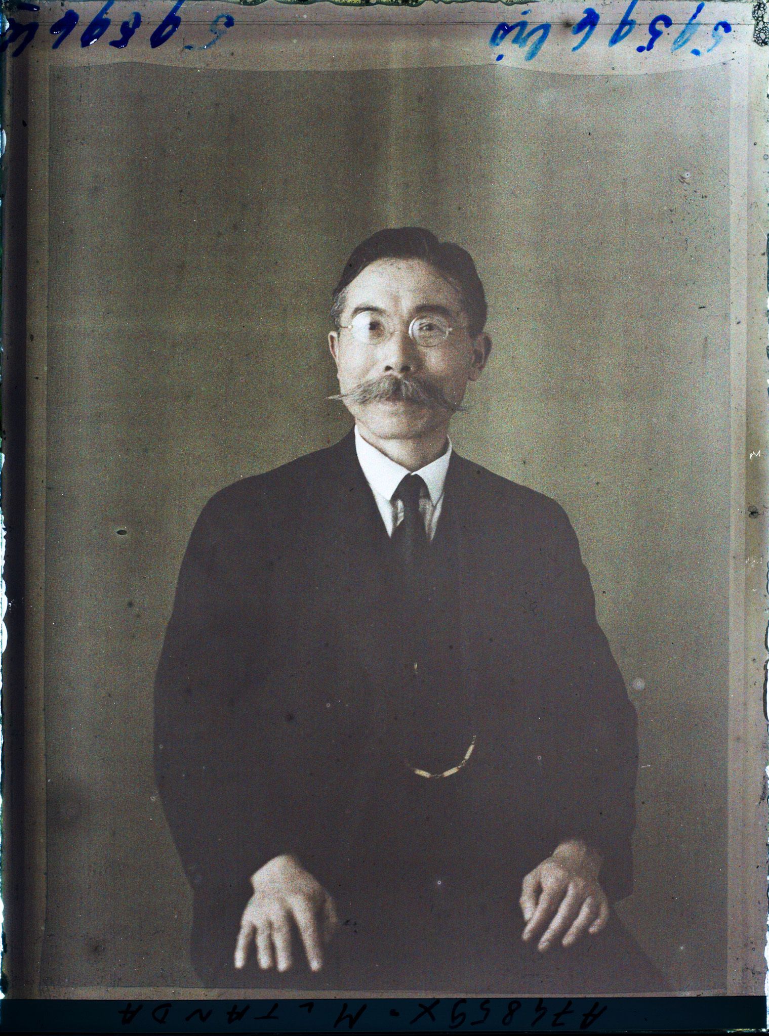 Image représentant https://musee-albert-kahn.s-museum.fr/home/NWQ2OTAwYzNmYjZlZTk1ZWQwODJmMjY4L2dlbmVyaWMtbm90aWNlLXRhYi9hdXRob3JpdHkvNjE3YTc5ZjVjZjhiODk2OGIzMzM3ZDIx/5d6900c3fb6ee95ed082f268/generic-notice-tab/authority/617a79ebcf8b8968b3337886 Monsieur Tanda