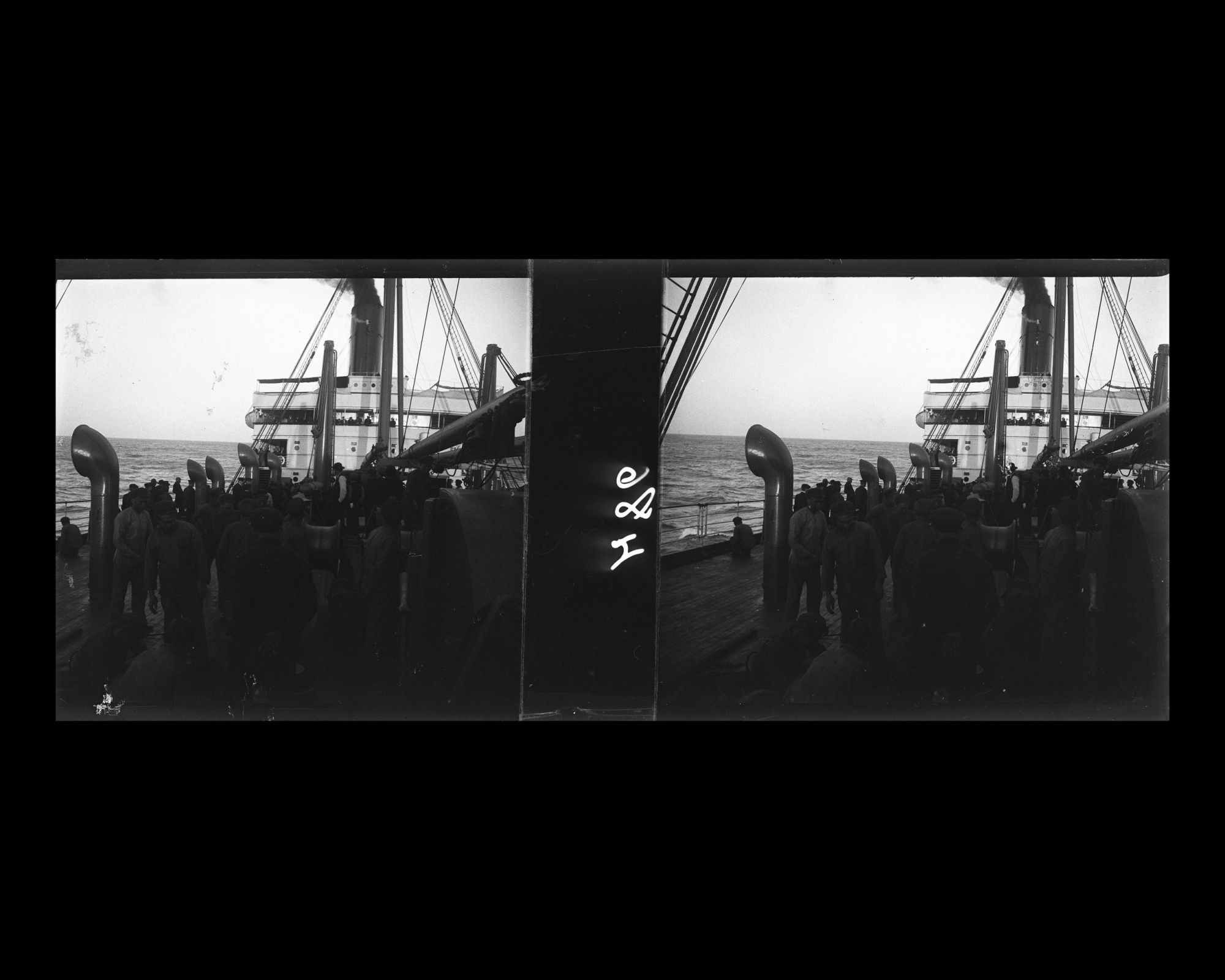 Image représentant Les membres de l'équipage et du personnel rassemblés sur le pont avant