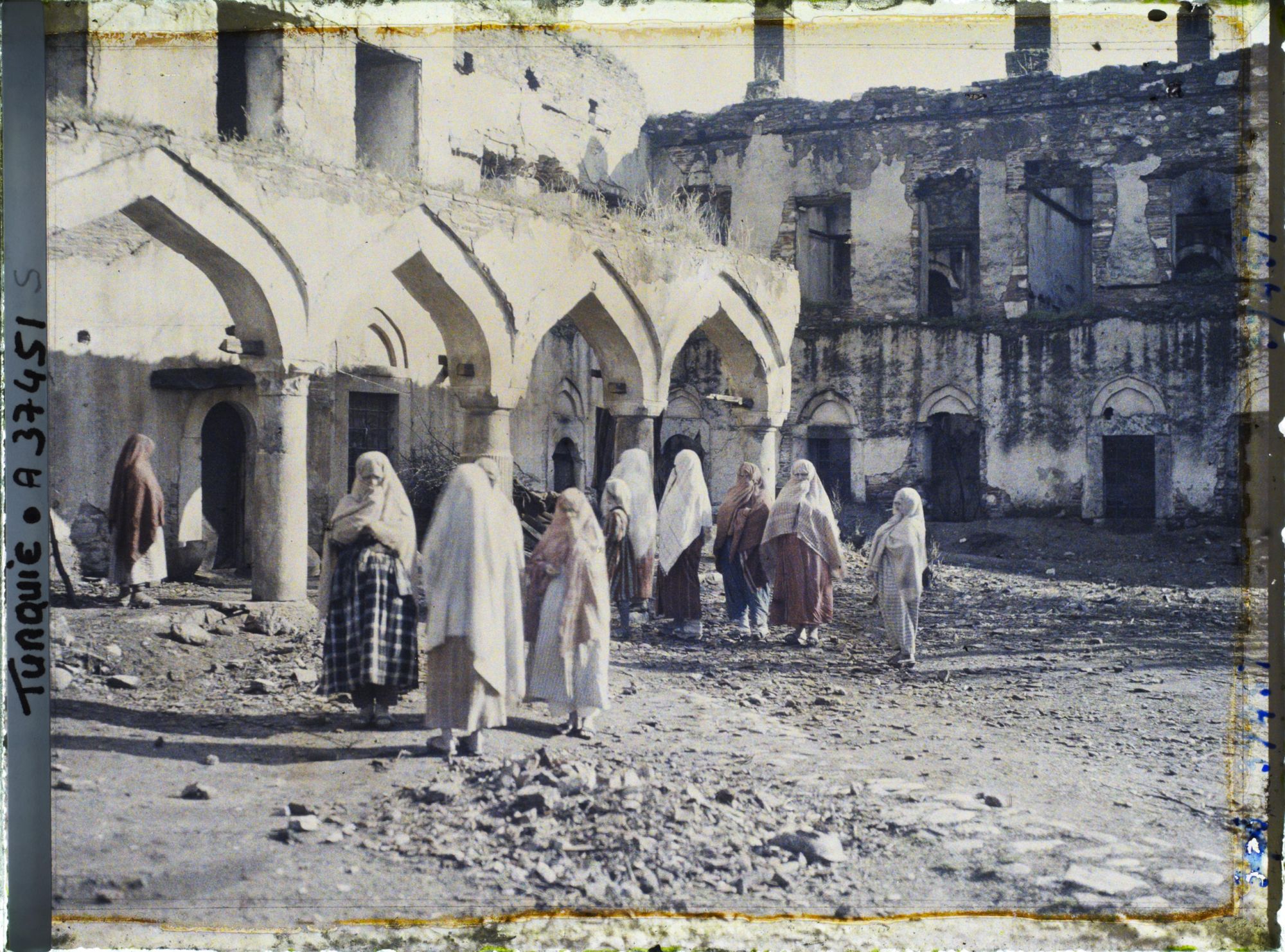 Image représentant Turquie, Aidin, Médrésé de la Mosquée Djami- Djihan  Femmes dans les ruines