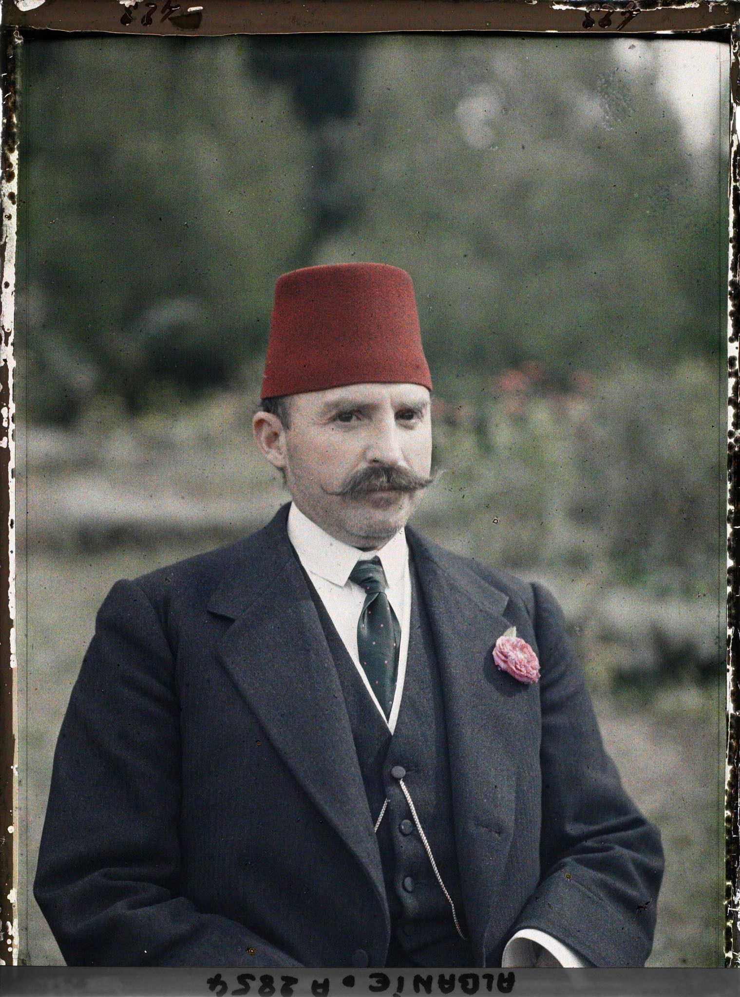 Image représentant Essad Pacha assis