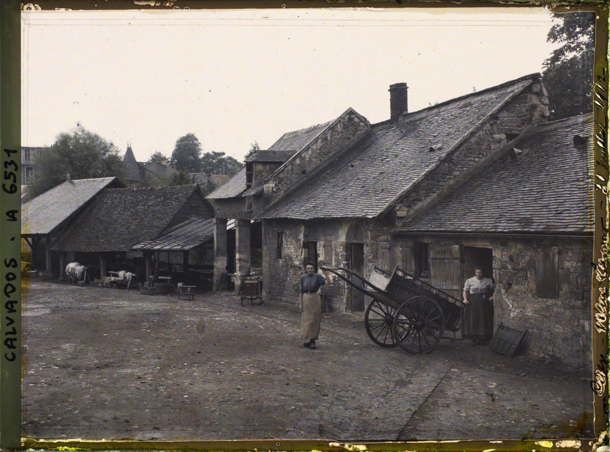 Image représentant Femmes près d'une charrette aux abords d'un vieux lavoir