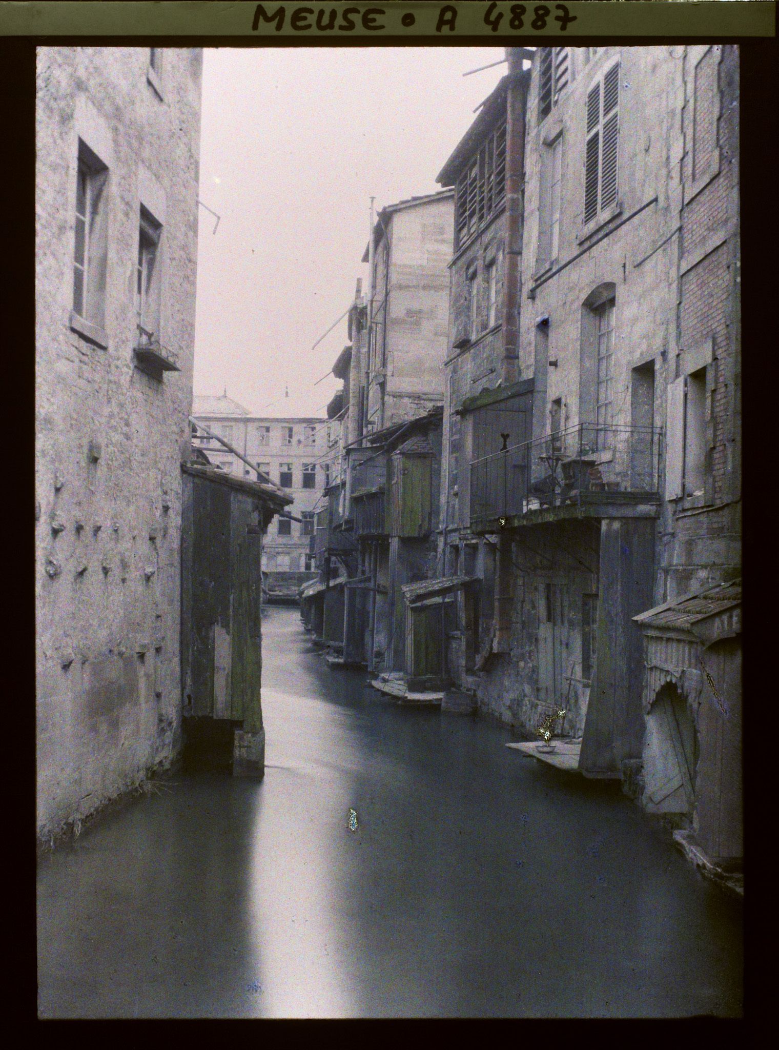 Image représentant Vue prise sur le Canal d'un Pont au delà de la porte de la Couronne