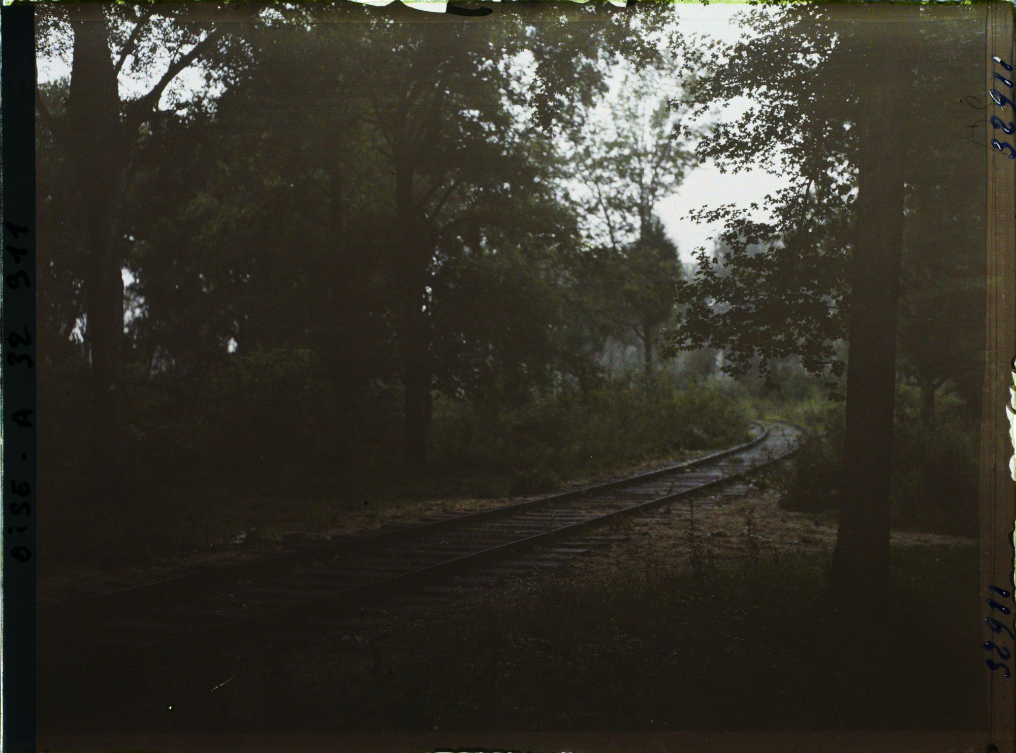 Image représentant France, Forêt de Compiègne, Carrefour de l'Armistice, emplacement du train du Maréchal Foch