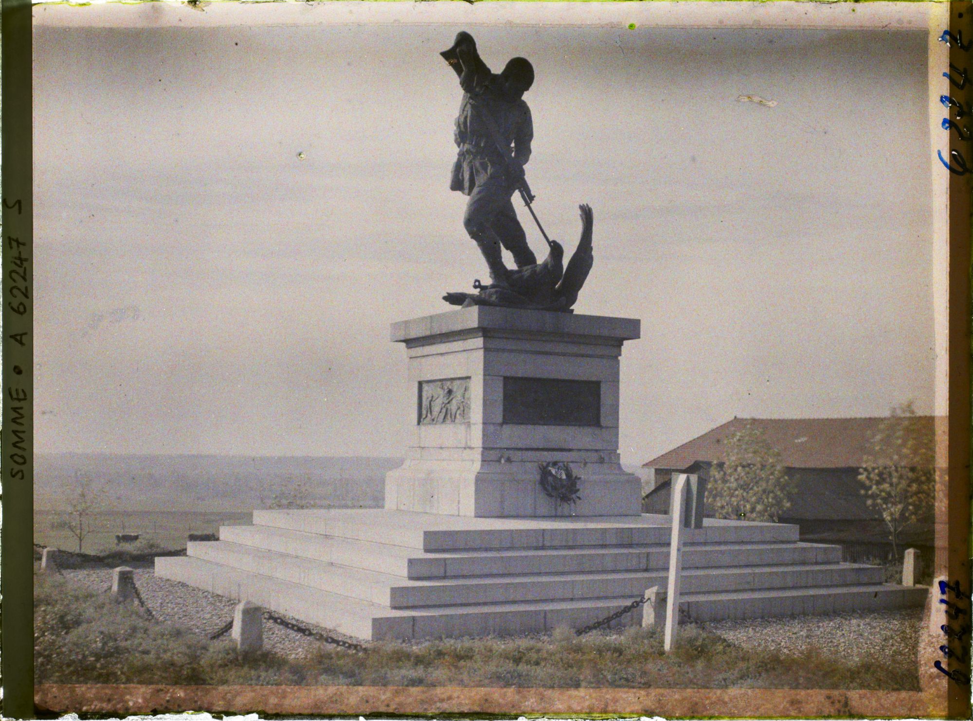 Image représentant Somme, Mont St Quentin, Le monument aux morts du Village