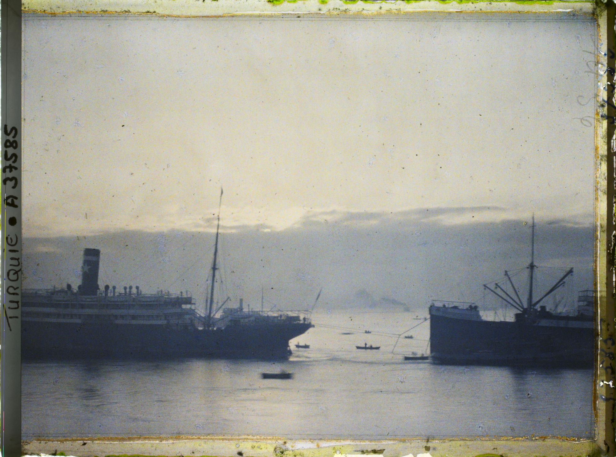 Image représentant Navires en rade sur la mer Marmara à l'aube