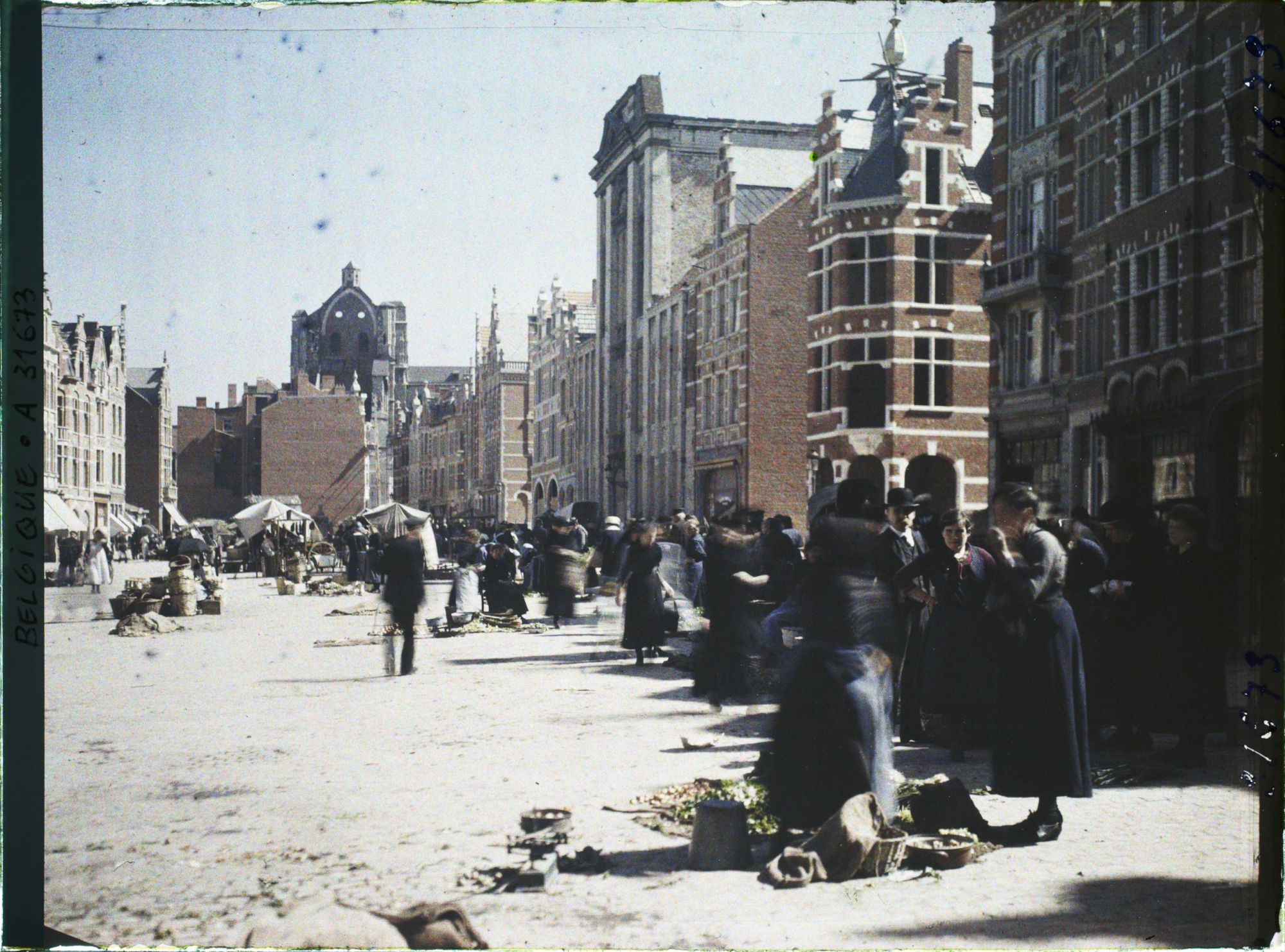 Image représentant Belgique, Louvain, Place du Marché un jour de marché