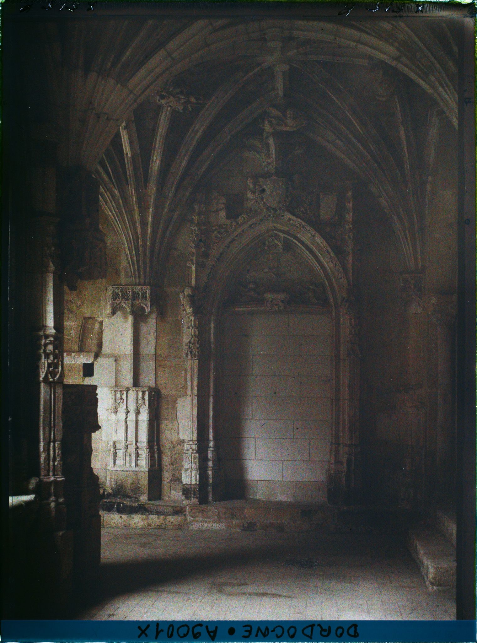 Image représentant France, Cadouin, Le cloître 1 des portes du XVe