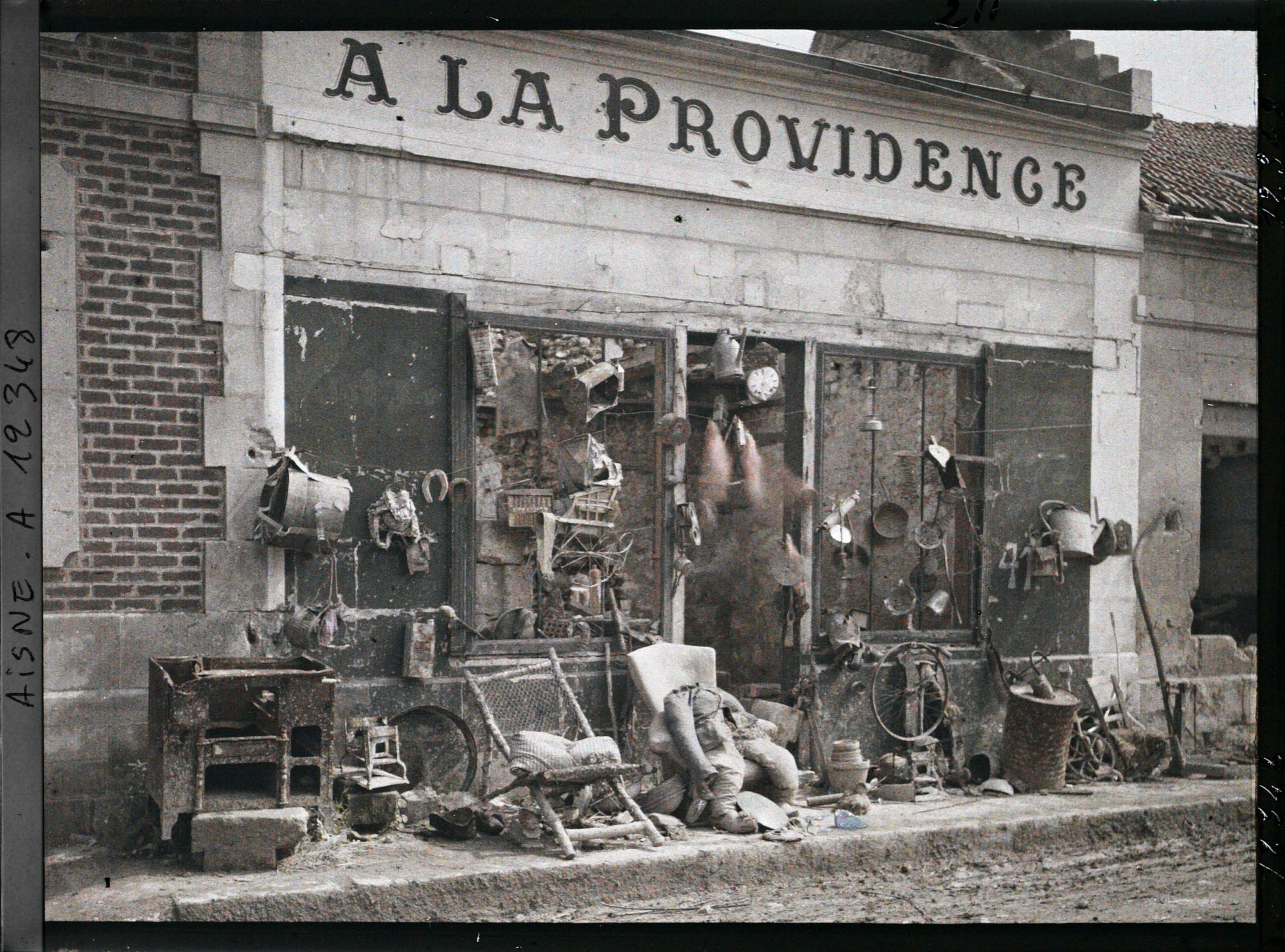 Image représentant Devanture du magasin A la providence après le départ des troupes allemandes