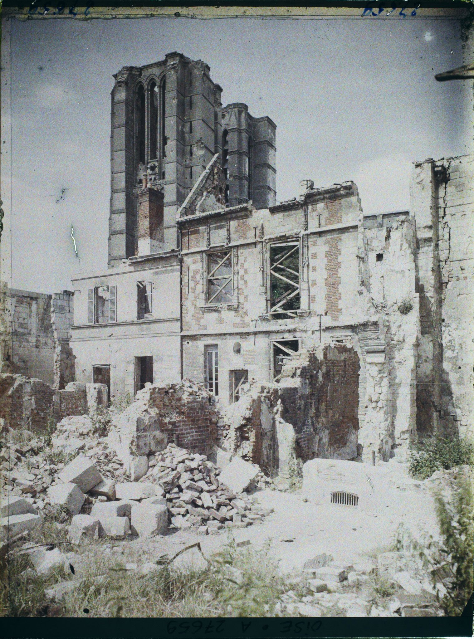 Image représentant France, Noyon, Ruines de l'ancien Evêché et la Cathédrale