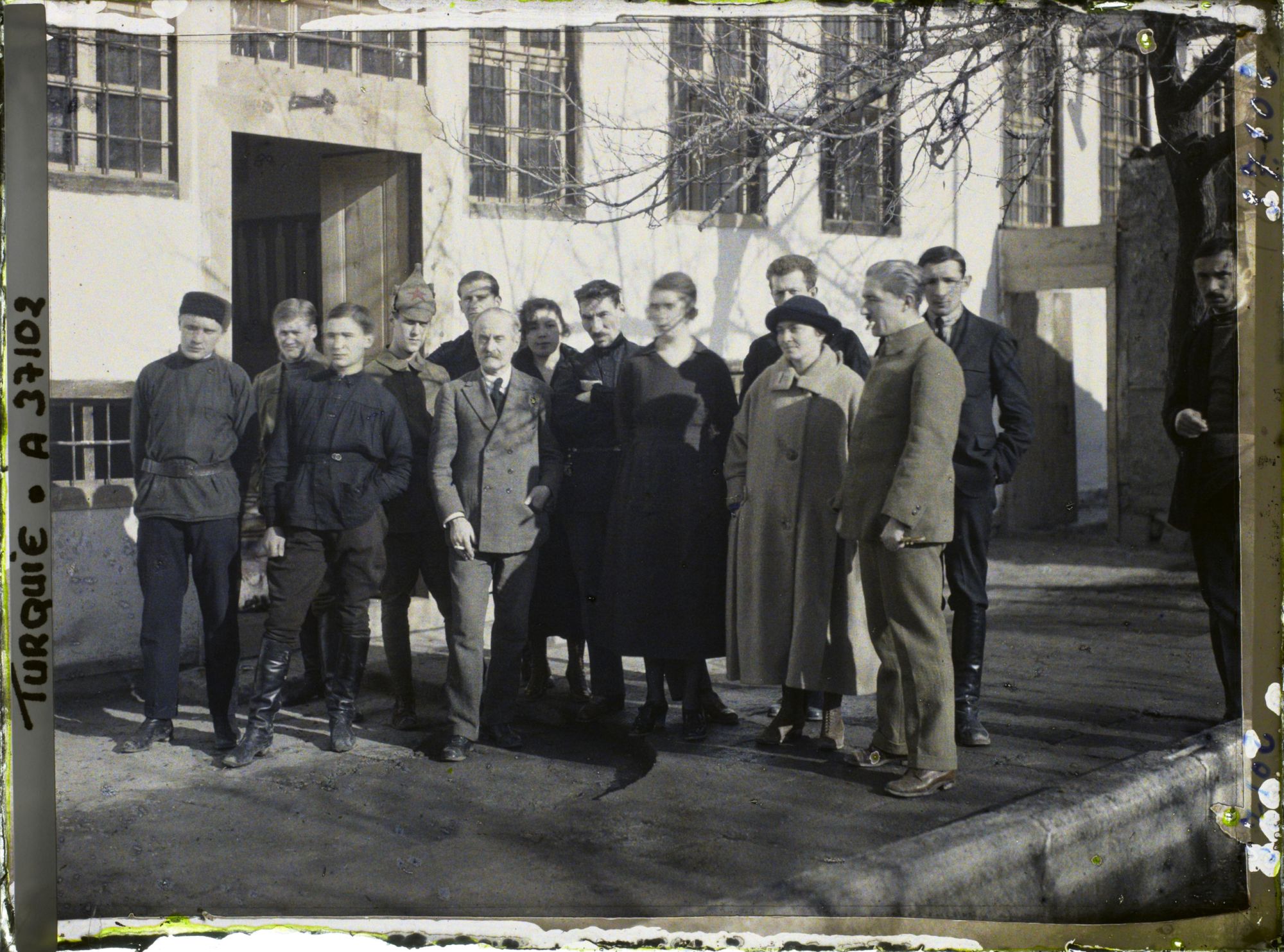 Image représentant Personnel de l'Ambassade de la République des Soviets réuni le jour de la proclamation de l'Union des Républiques (URSS)