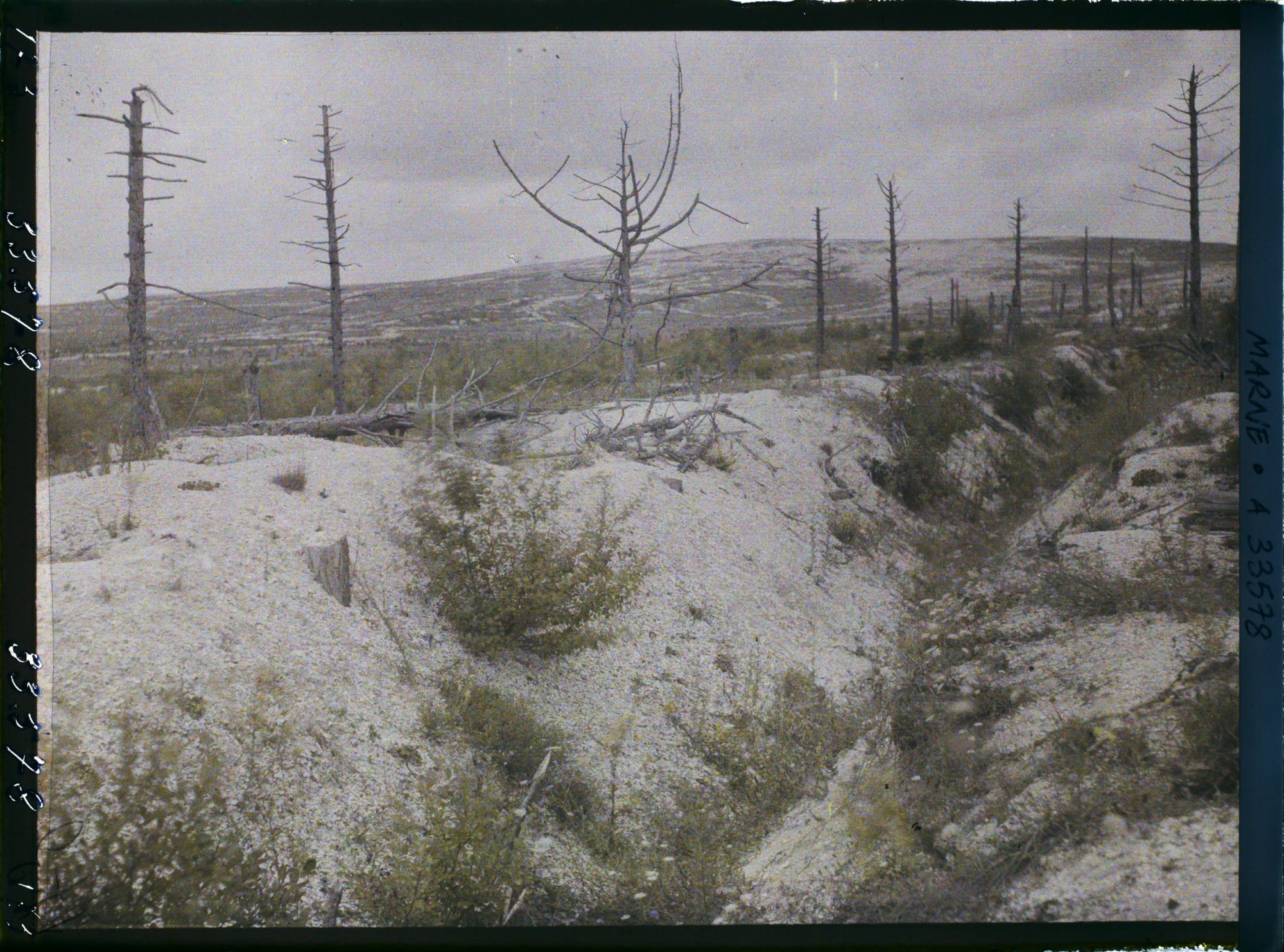 Image représentant France, Tranchée près des Monts