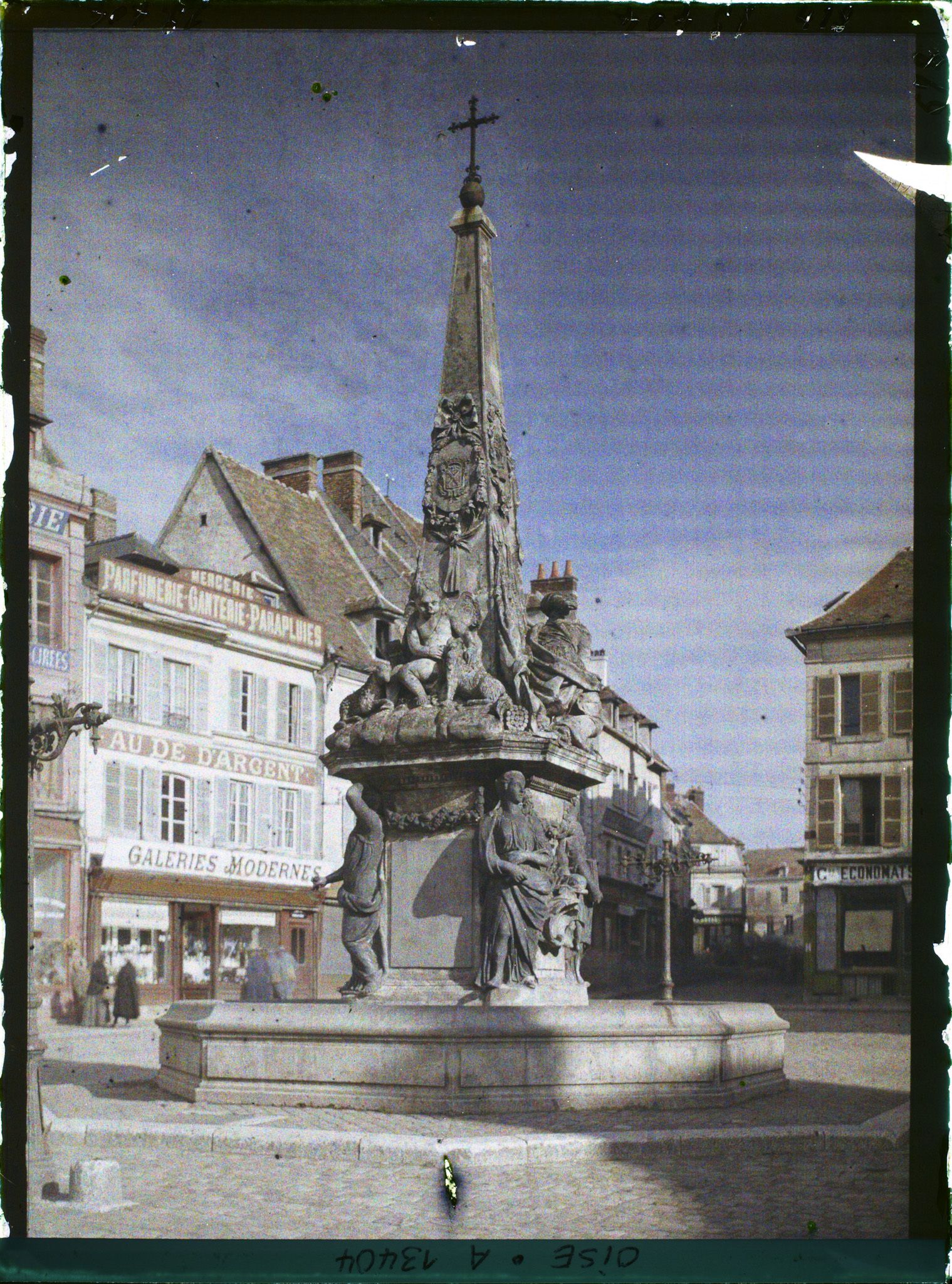 Image représentant France, Noyon, Fontaine place de l'Hôtel de Ville