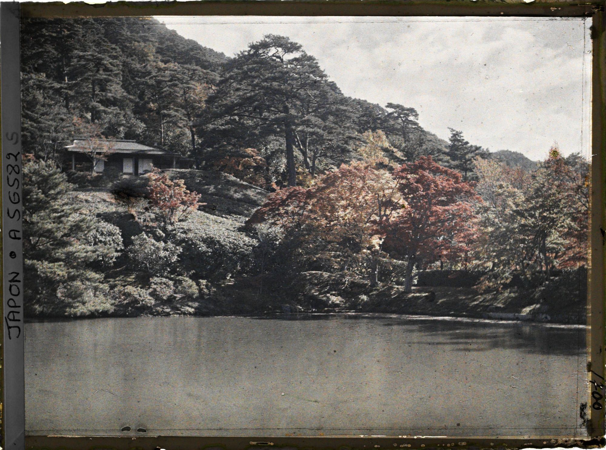 Image représentant Les jardins de la villa impériale Shugakuin Rikyû : l'étang Yokuryu et le pavillon Rinun-tei