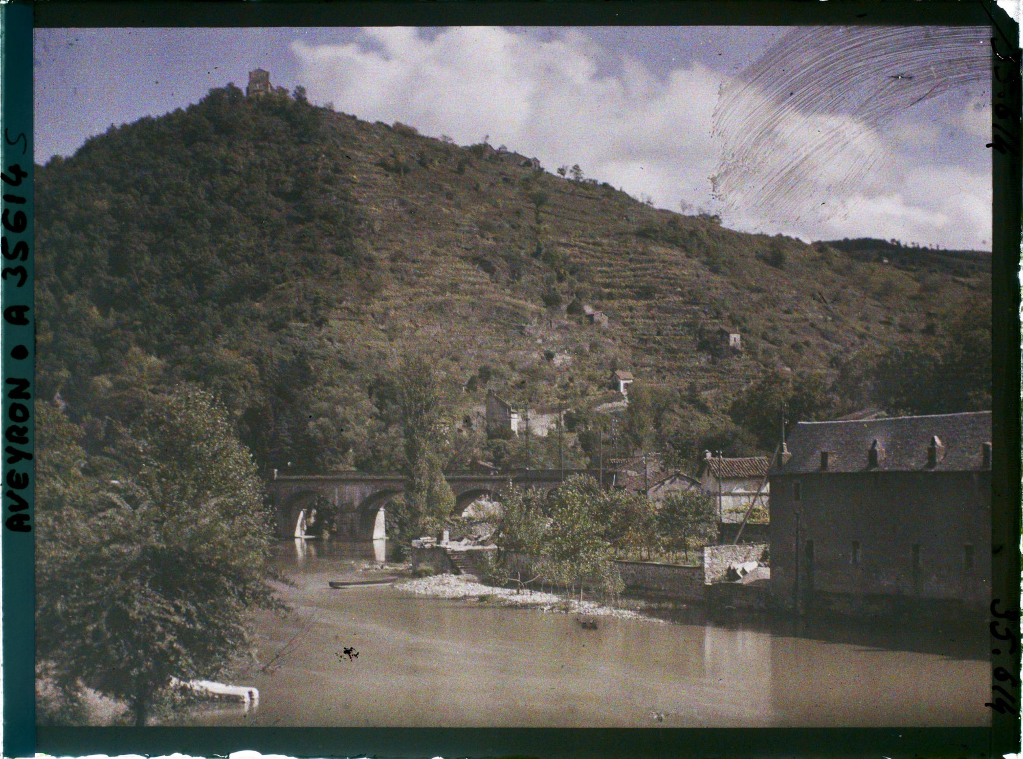Image représentant Le pont de chemin de fer avec la colline Saint-Jean d'Aigremont