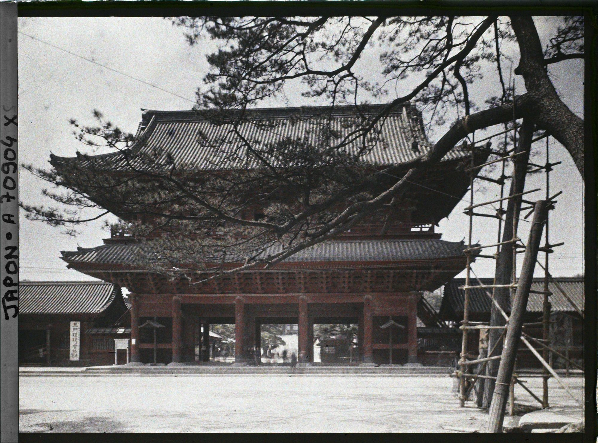 Image représentant Shiba-koen (parc de Shiba) : la porte Sanmon du temple Zojoji