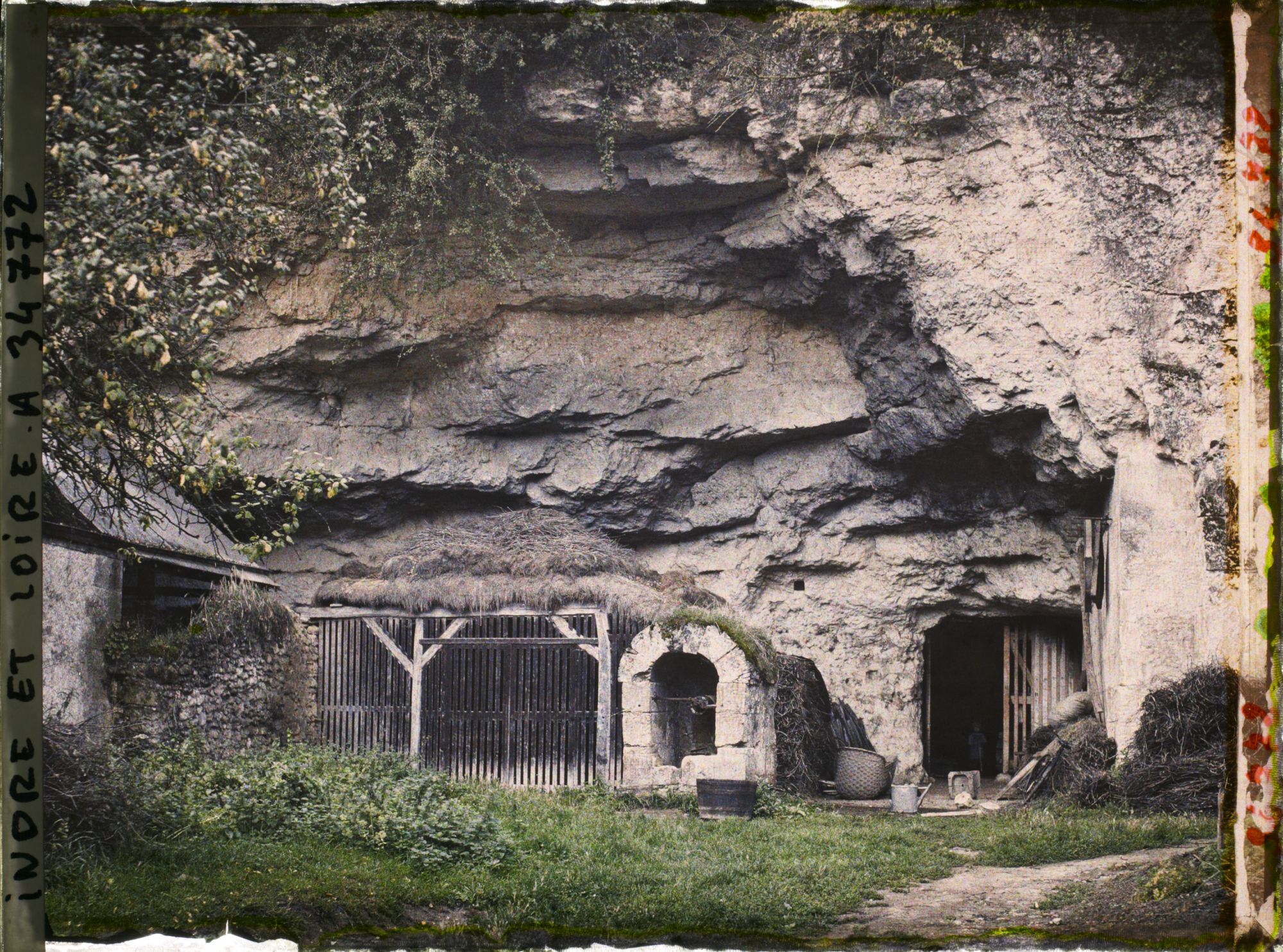 Image représentant Cave dans une rocher avec puits d'entrée