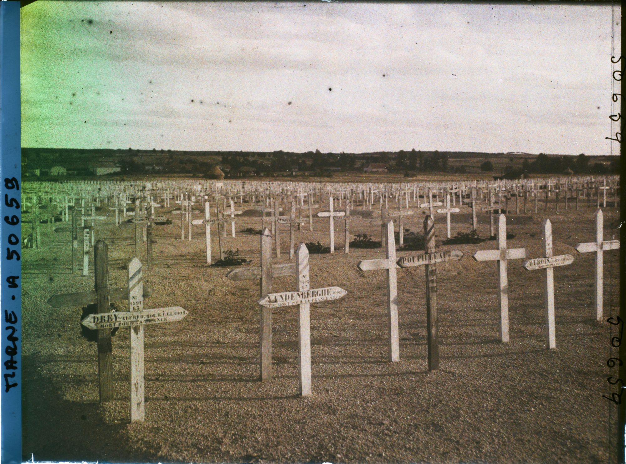 Image représentant France, Souain, Le Cimetière Français vu du Nord vers le Sud